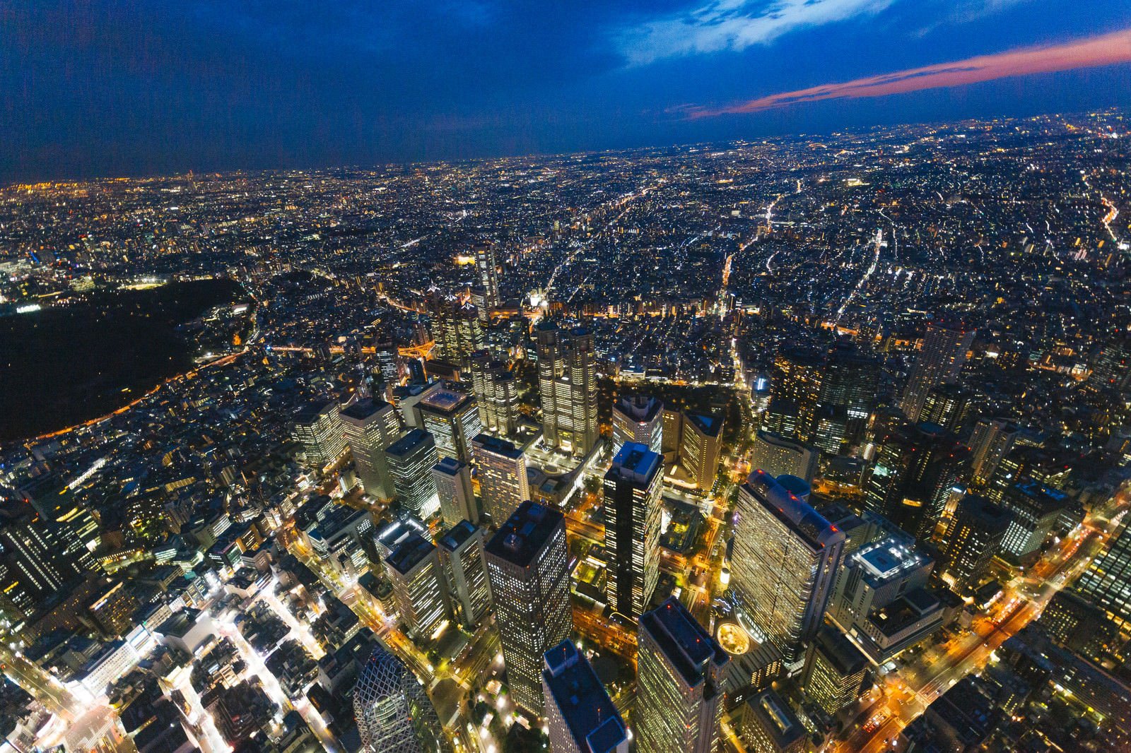 新宿都庁上空の夜景の写真を無料ダウンロード フリー素材 ぱくたそ