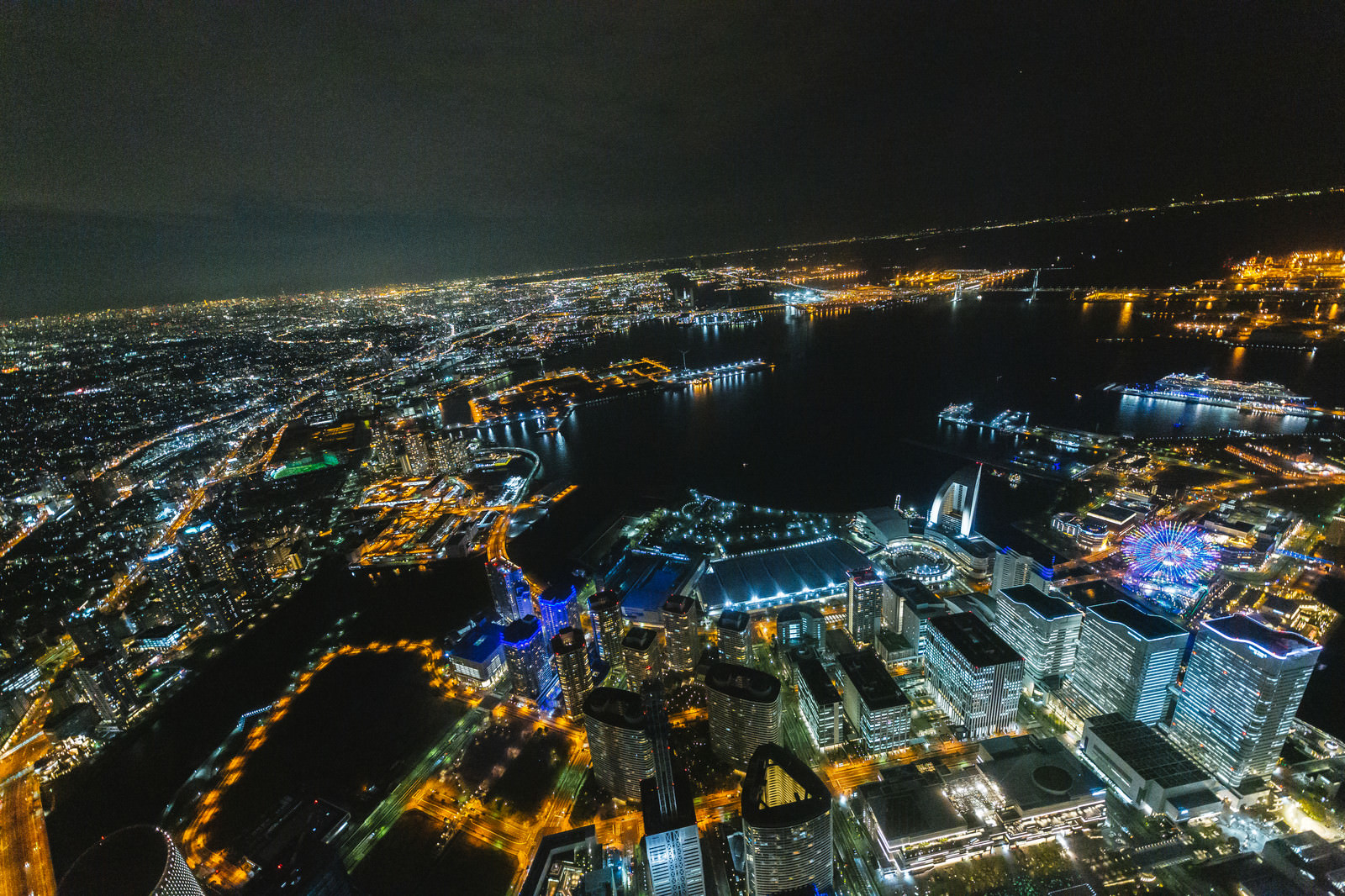 横浜みなとみらいの上空撮影（夜景）のフリー素材