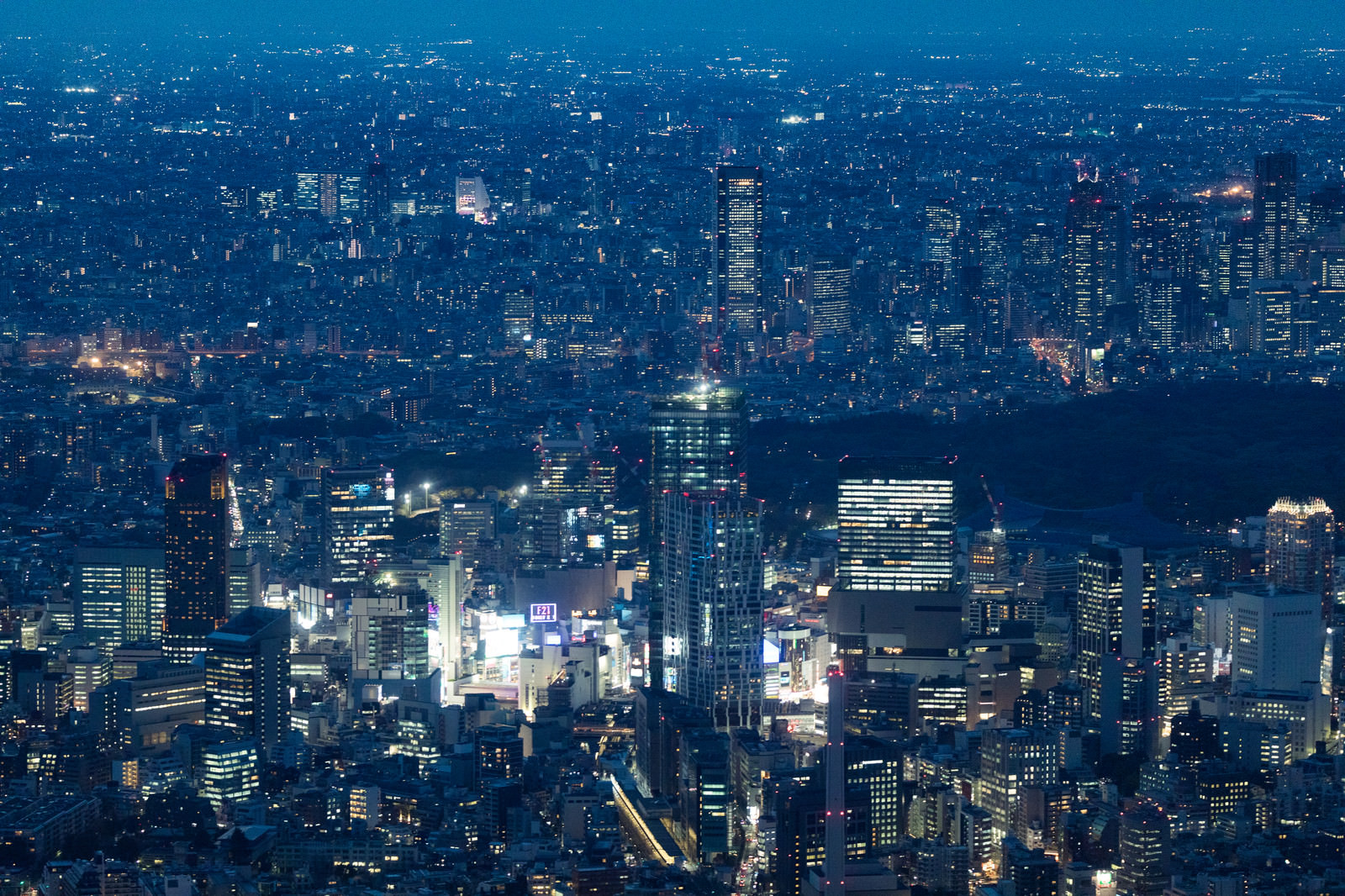 渋谷付近のビル群と空撮夜景の写真 画像 を無料ダウンロード フリー素材のぱくたそ