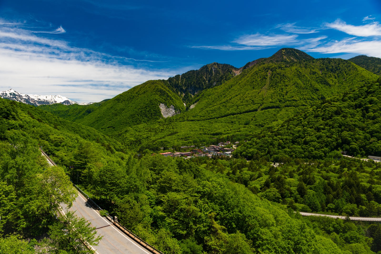 「夏の平湯温泉全景夏の平湯温泉全景」のフリー写真素材を拡大