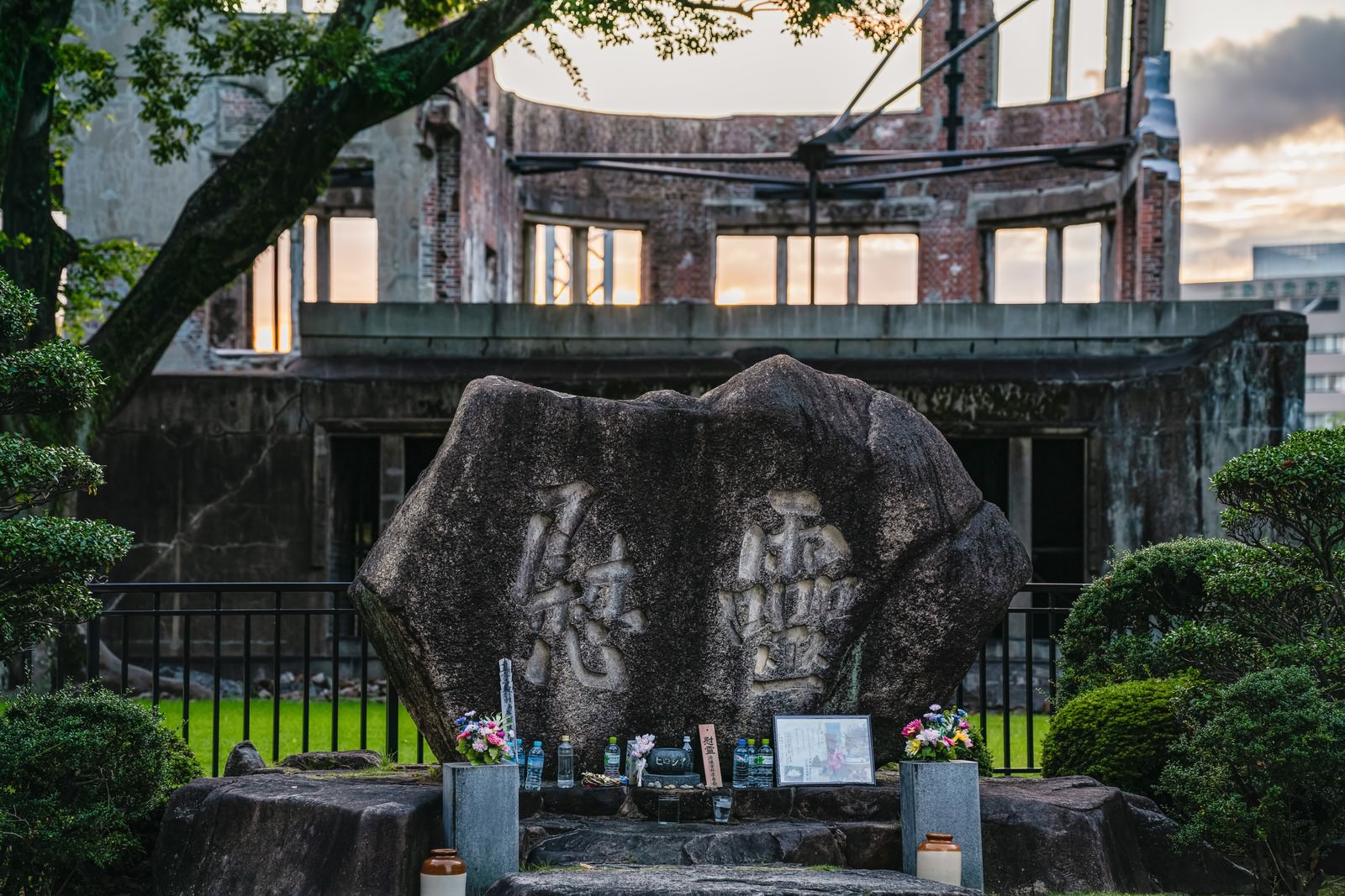 「広島原爆ドーム慰霊碑 | フリー素材のぱくたそ」の写真