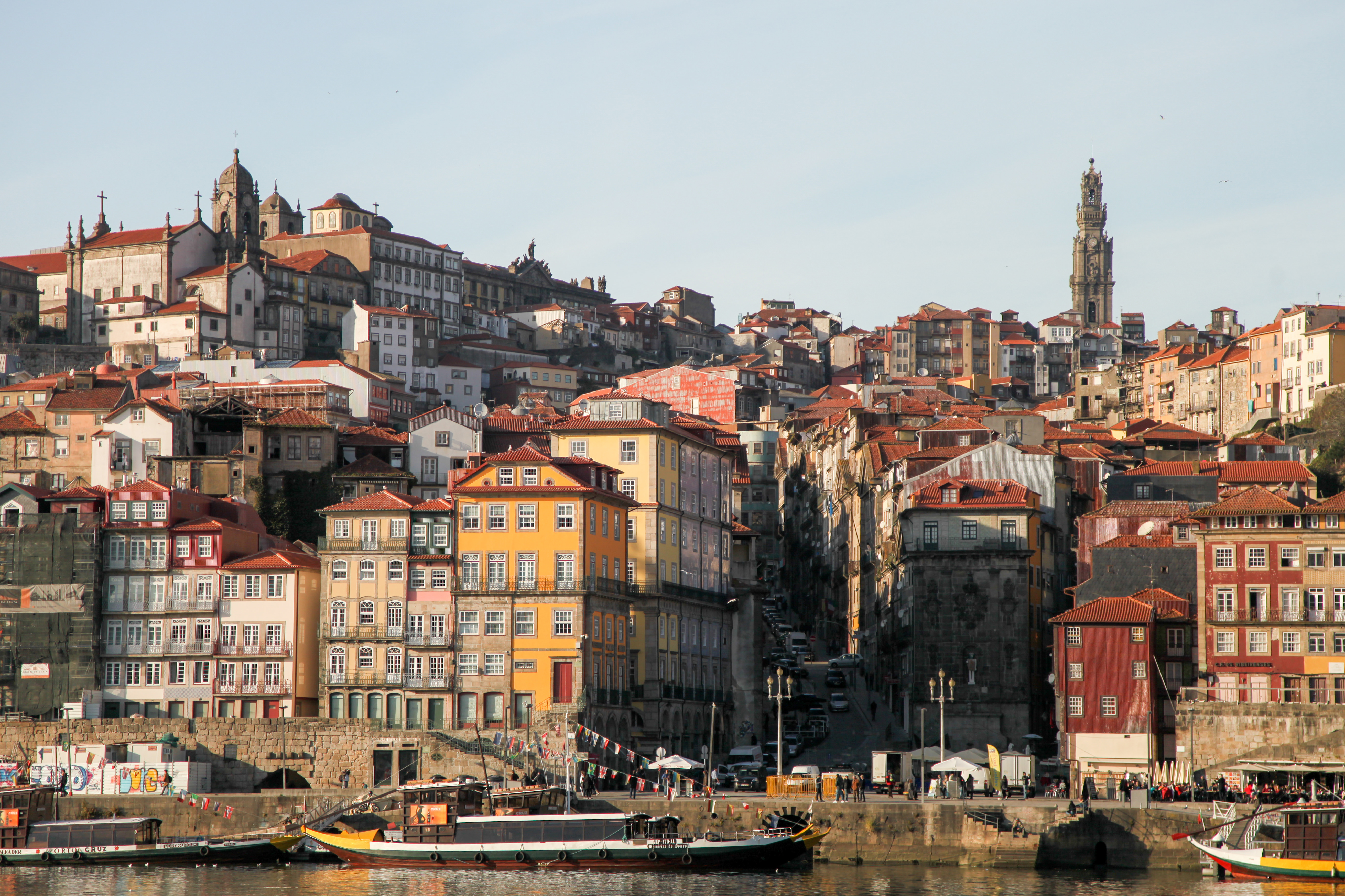 ポルトガル ポルトの街並み 世界遺産 の写真素材 ぱくたそ