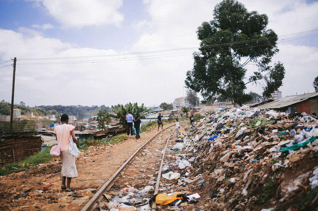 ゴミが散乱するケニアのスラム街