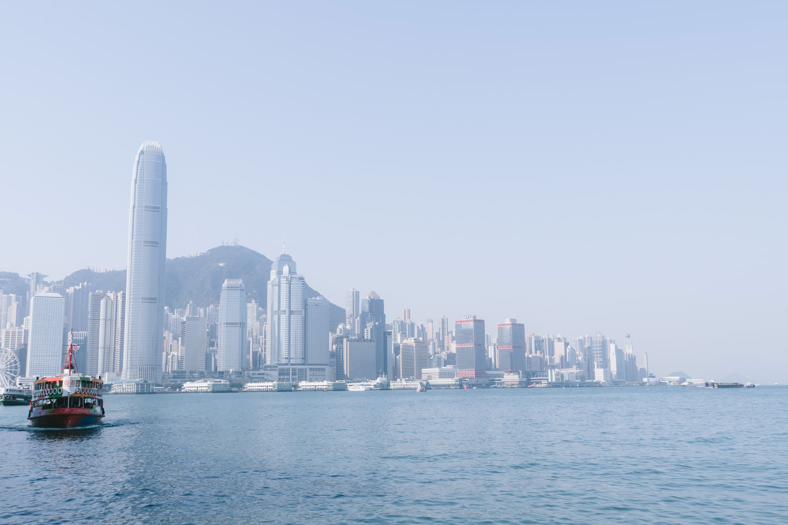 「香港の港と都市部のビル群香港の港と都市部のビル群」のフリー写真素材を拡大