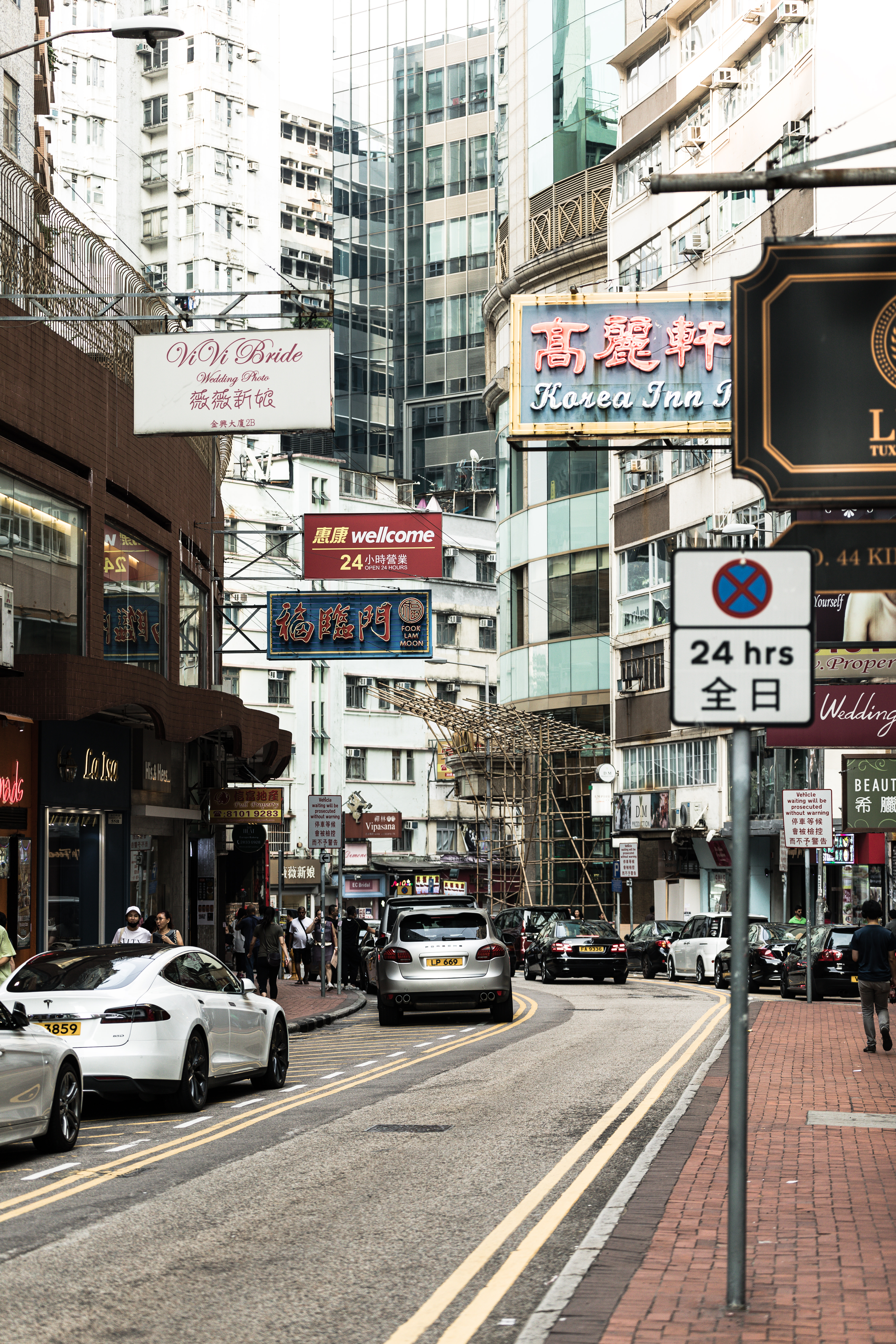 香港の雑多な建物と看板の写真素材 ぱくたそ