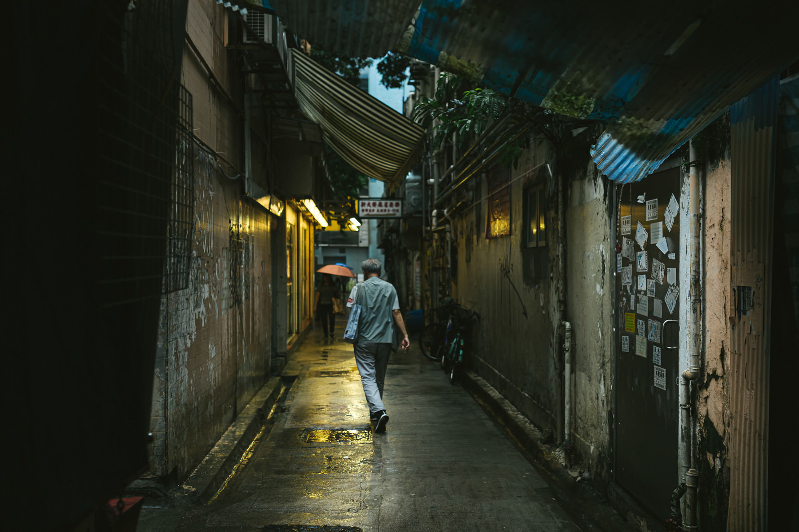 小雨が降る下町の路地裏と歩行者 香港 の写真を無料ダウンロード フリー素材 ぱくたそ