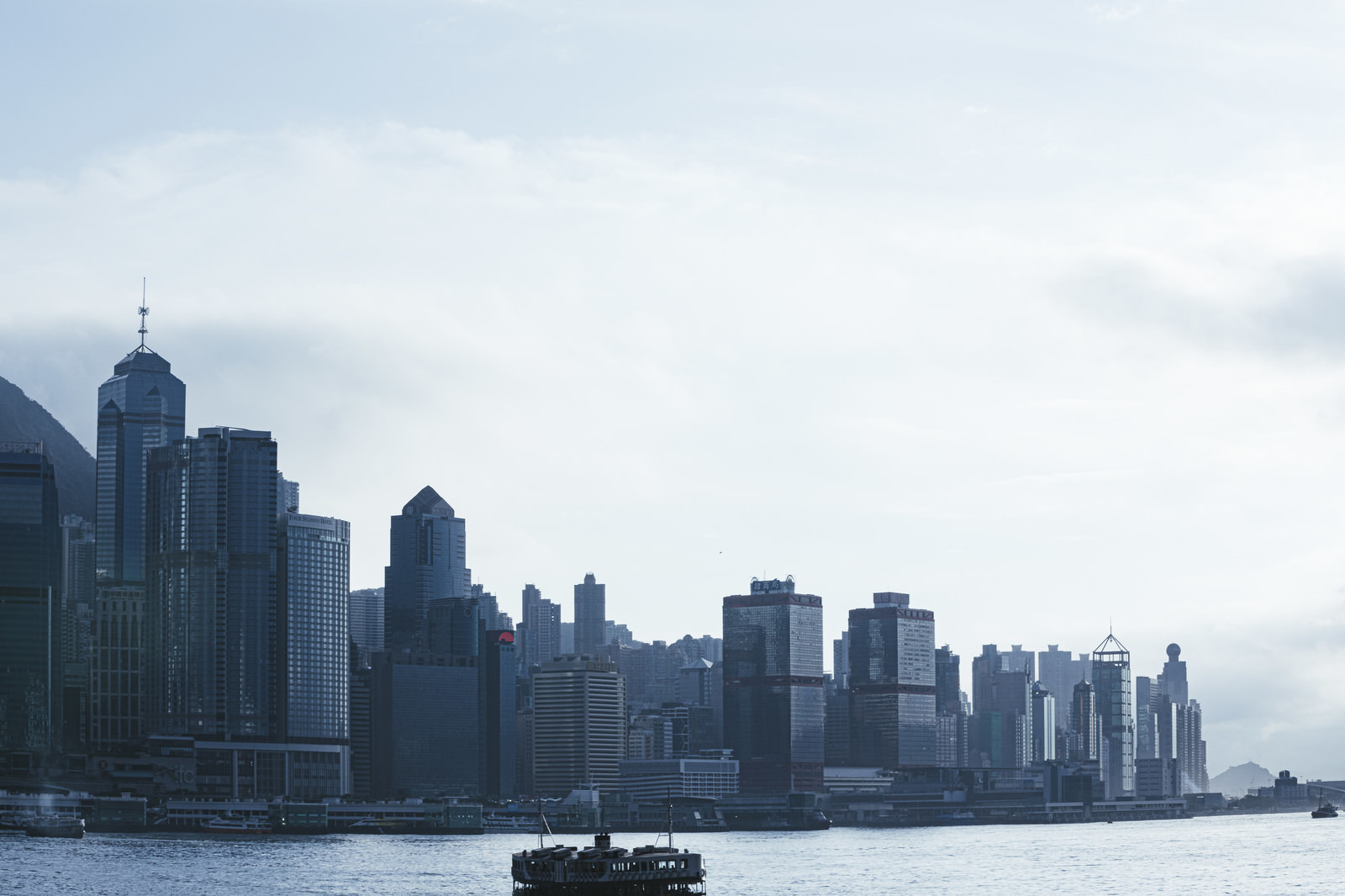 ビクトリアハーバーのビル群の写真素材 ぱくたそ