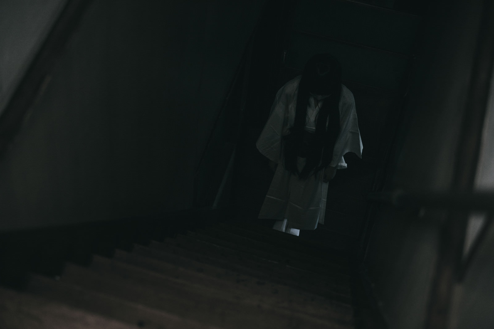 階段を降りようしたら白装束の女性の姿が の写真を無料ダウンロード フリー素材 ぱくたそ 階段を降りようしたら白装束の女性の姿が の写真を無料ダウンロード フリー素材 ぱくたそ