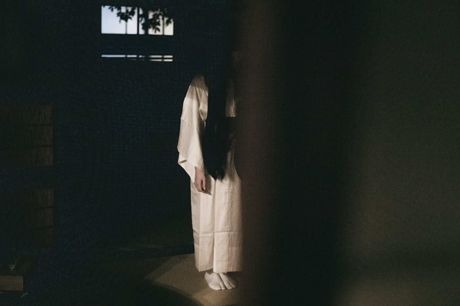 「暗い和室に白装束の女性…」の写真［モデル：緋真煉］