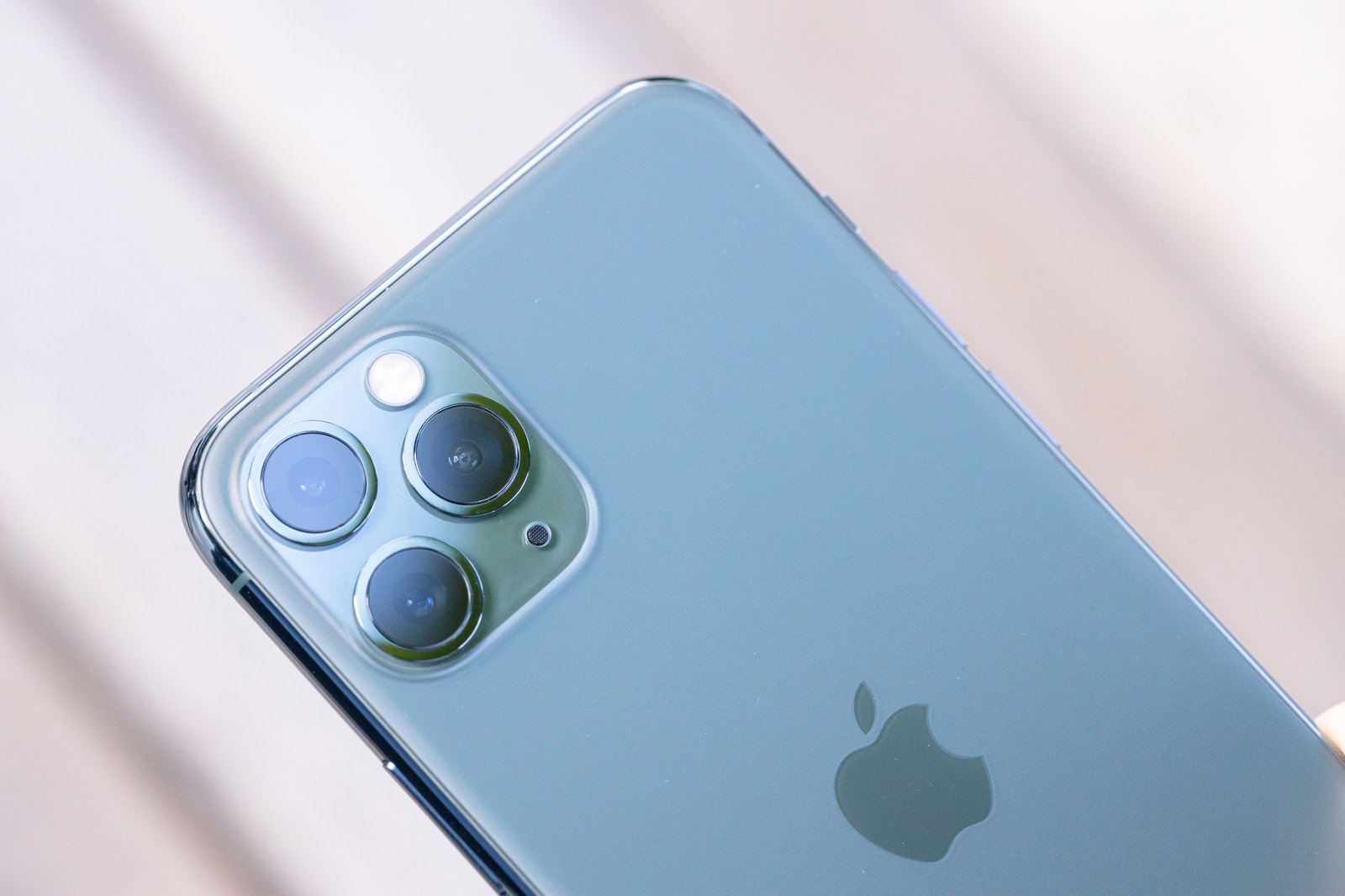 「iPhone 11 Pro ミッドナイトグリーンとトリプルカメラ」の写真