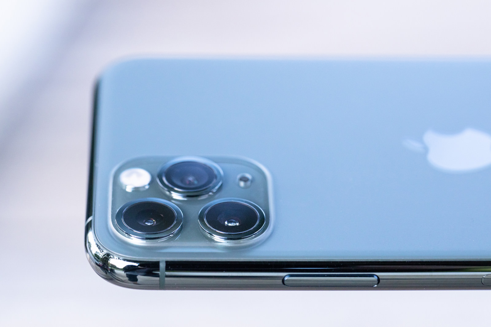 トリプルカメラを側面から撮影 Iphone 11 Pro の写真 画像 を無料ダウンロード フリー素材のぱくたそ