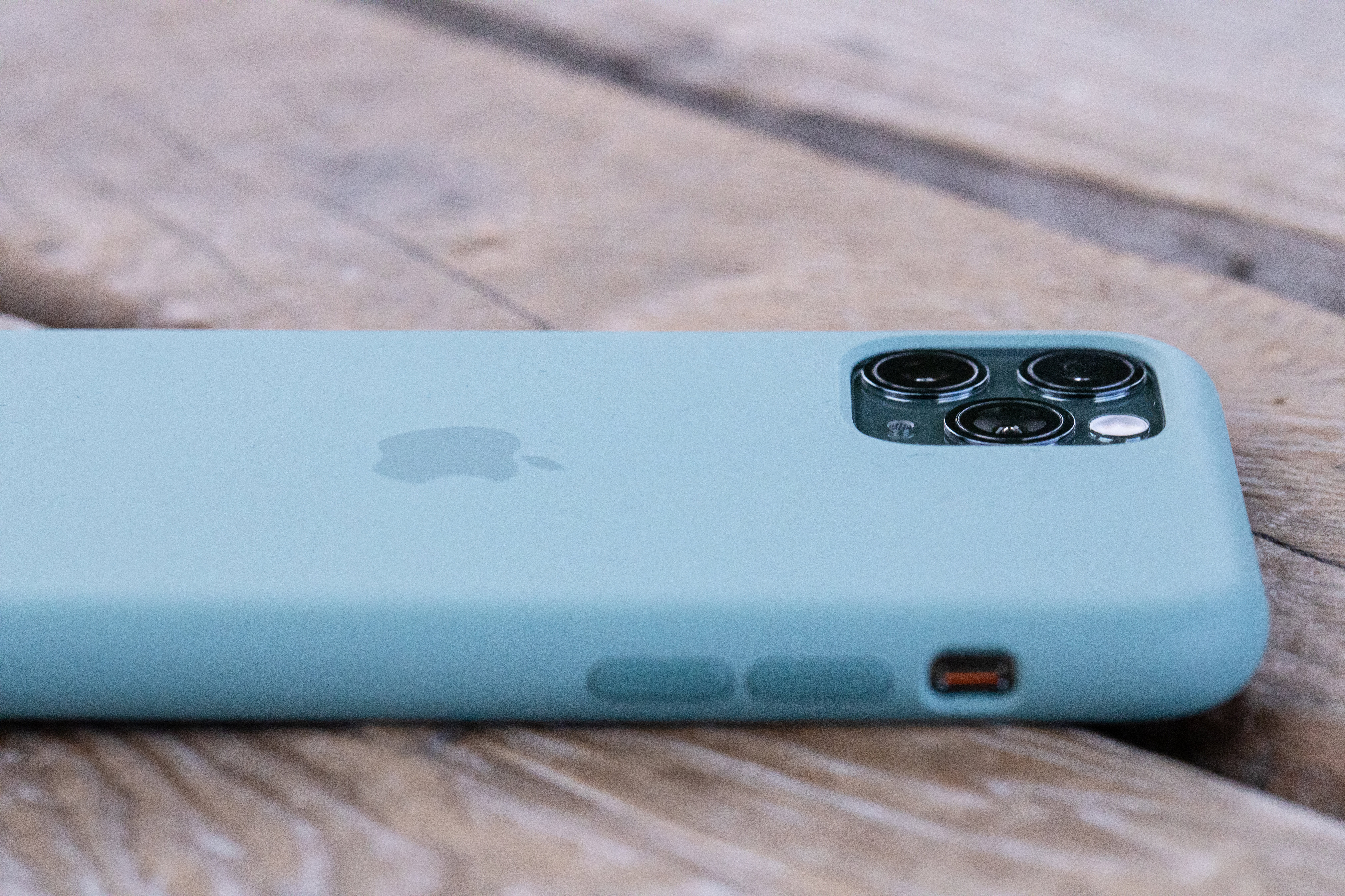 iPhone 11 Pro の純正シリコンケースを装着の無料写真素材 - ID.32408｜ぱくたそ