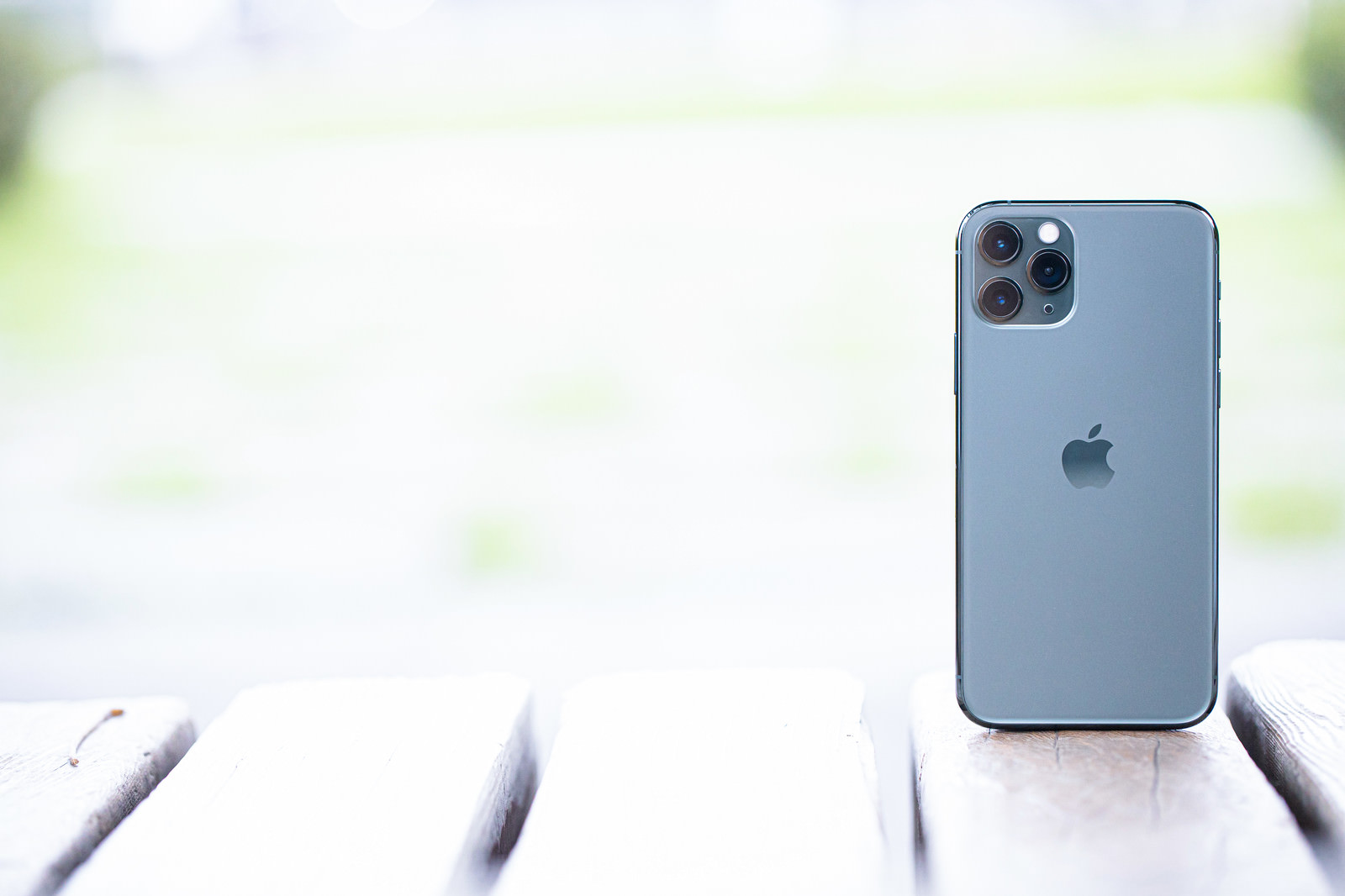 「iPhone 11 Pro（ミッドナイトグリーン）」の写真