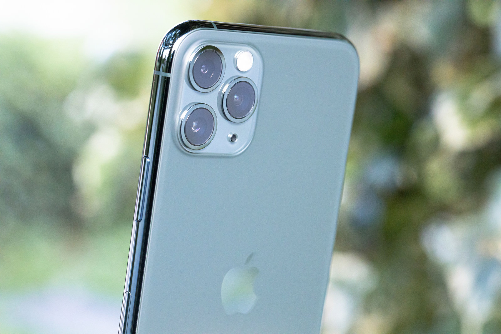 Iphone 11 Pro ミッドナイトグリーン の3眼カメラの写真 画像 を無料ダウンロード フリー素材のぱくたそ