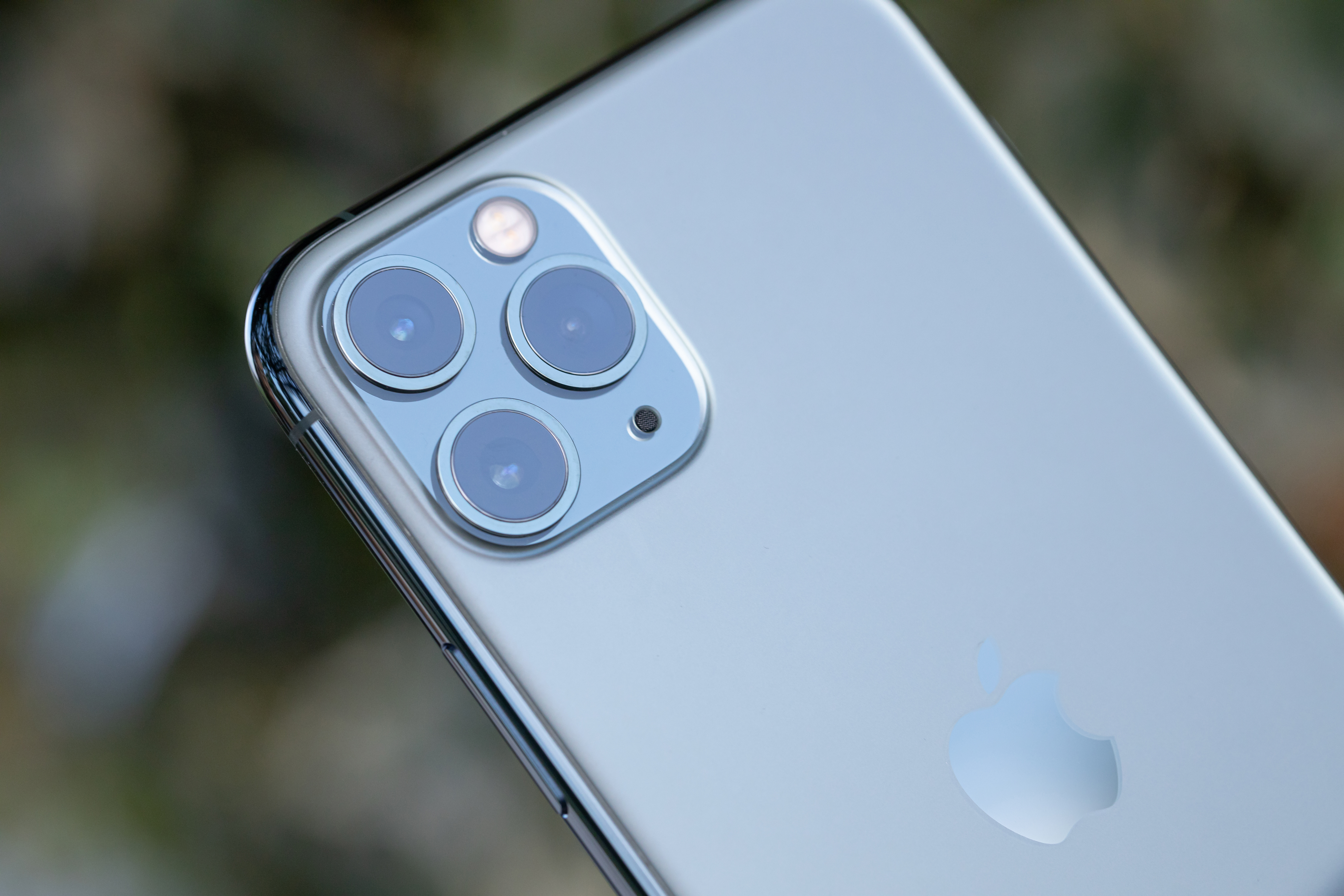 Iphone11 のトリプルカメラ部分の写真 画像 を無料ダウンロード フリー素材のぱくたそ