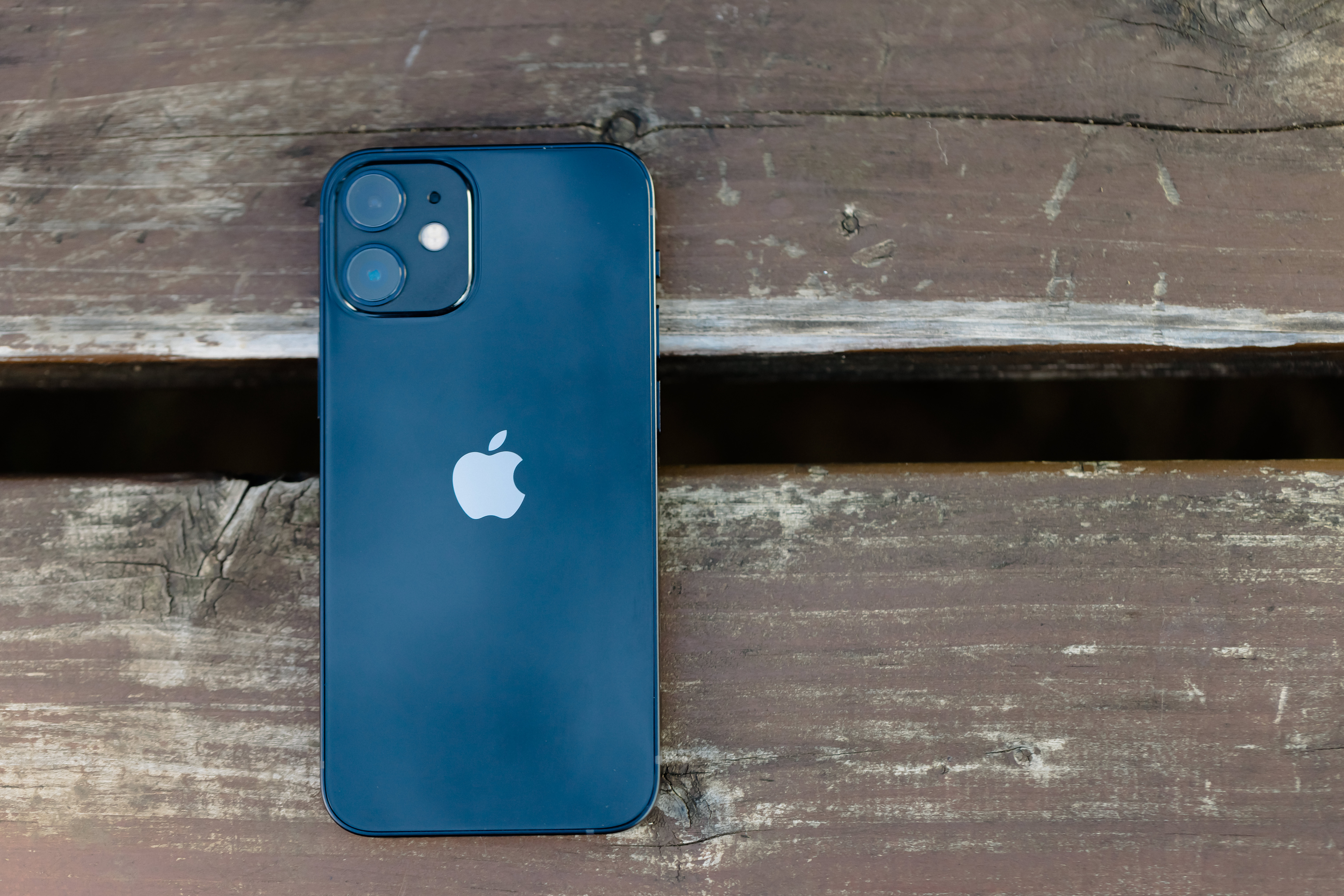 ベンチに置かれた iPhone 12 mini(ブルー)の無料写真素材 - ID.42077
