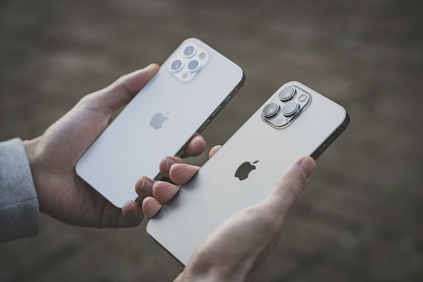Iphone 12 Pro と Iphone 12 Pro Max サイズ比較の写真素材 ぱくたそ