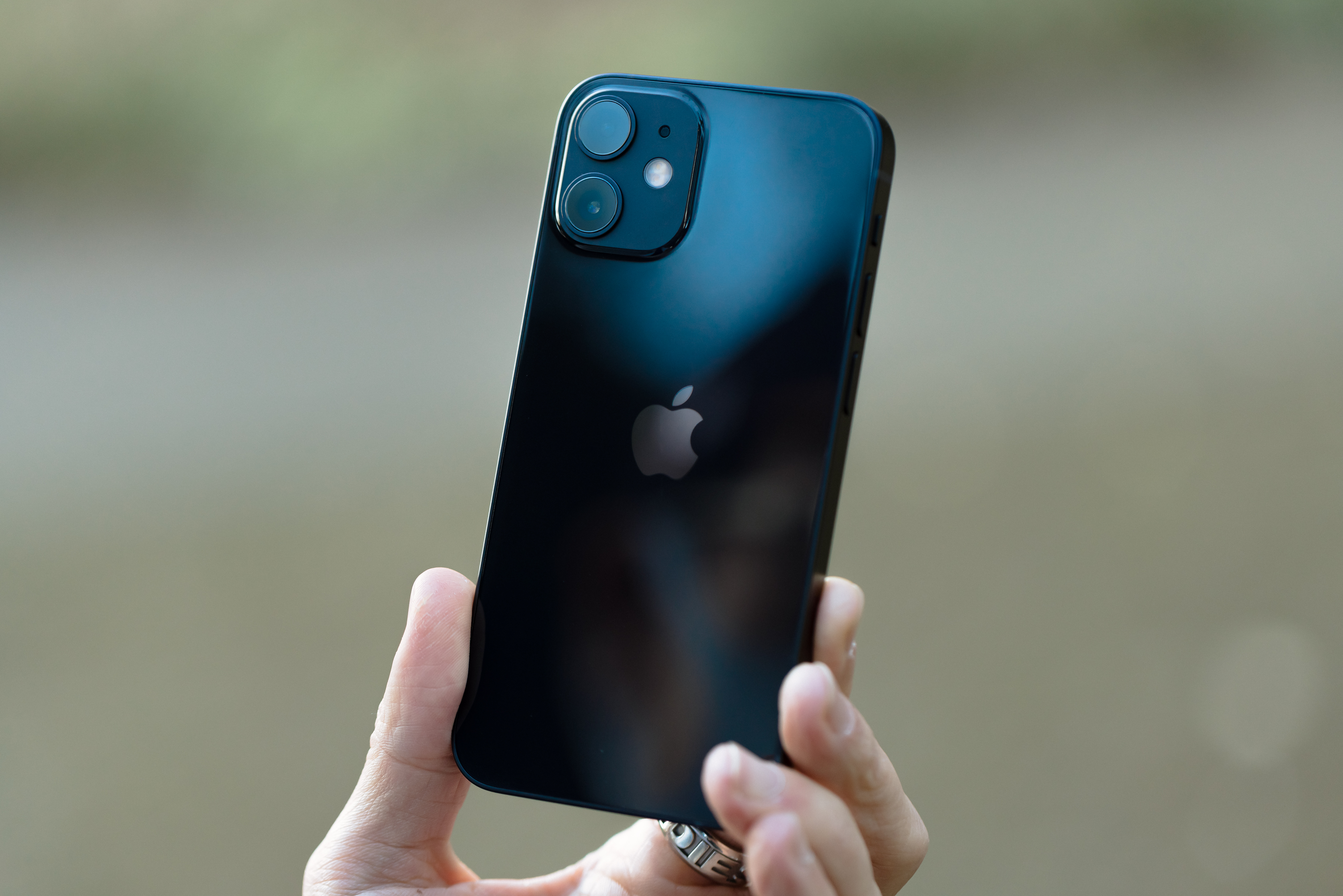 太陽光にかざした Iphone 12の写真を無料ダウンロード フリー素材 ぱくたそ