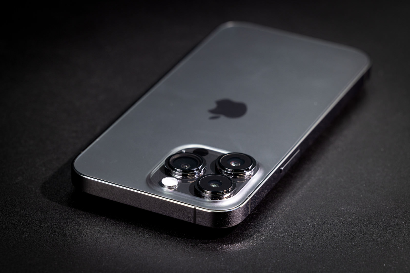 「iPhone 13 Pro のリアカメラ | フリー素材のぱくたそ」の写真