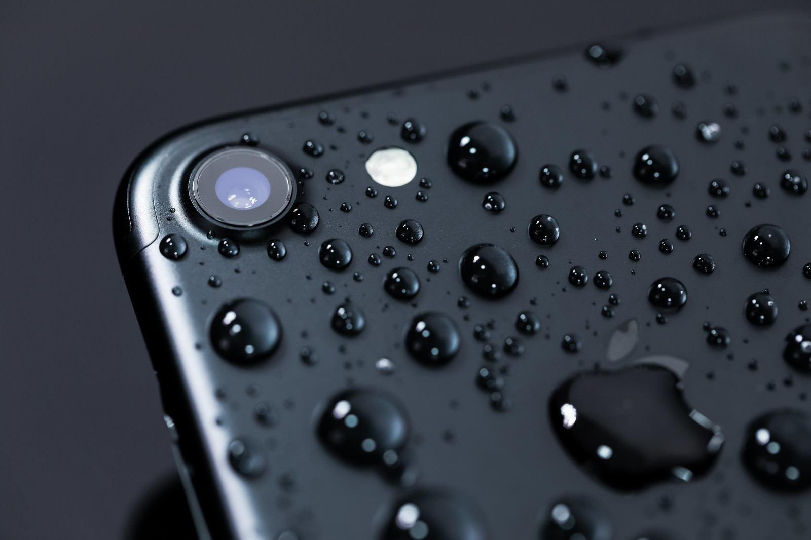 「耐水性能が向上し多少の雨なら物ともしないスマートフォン | フリー素材のぱくたそ」の写真