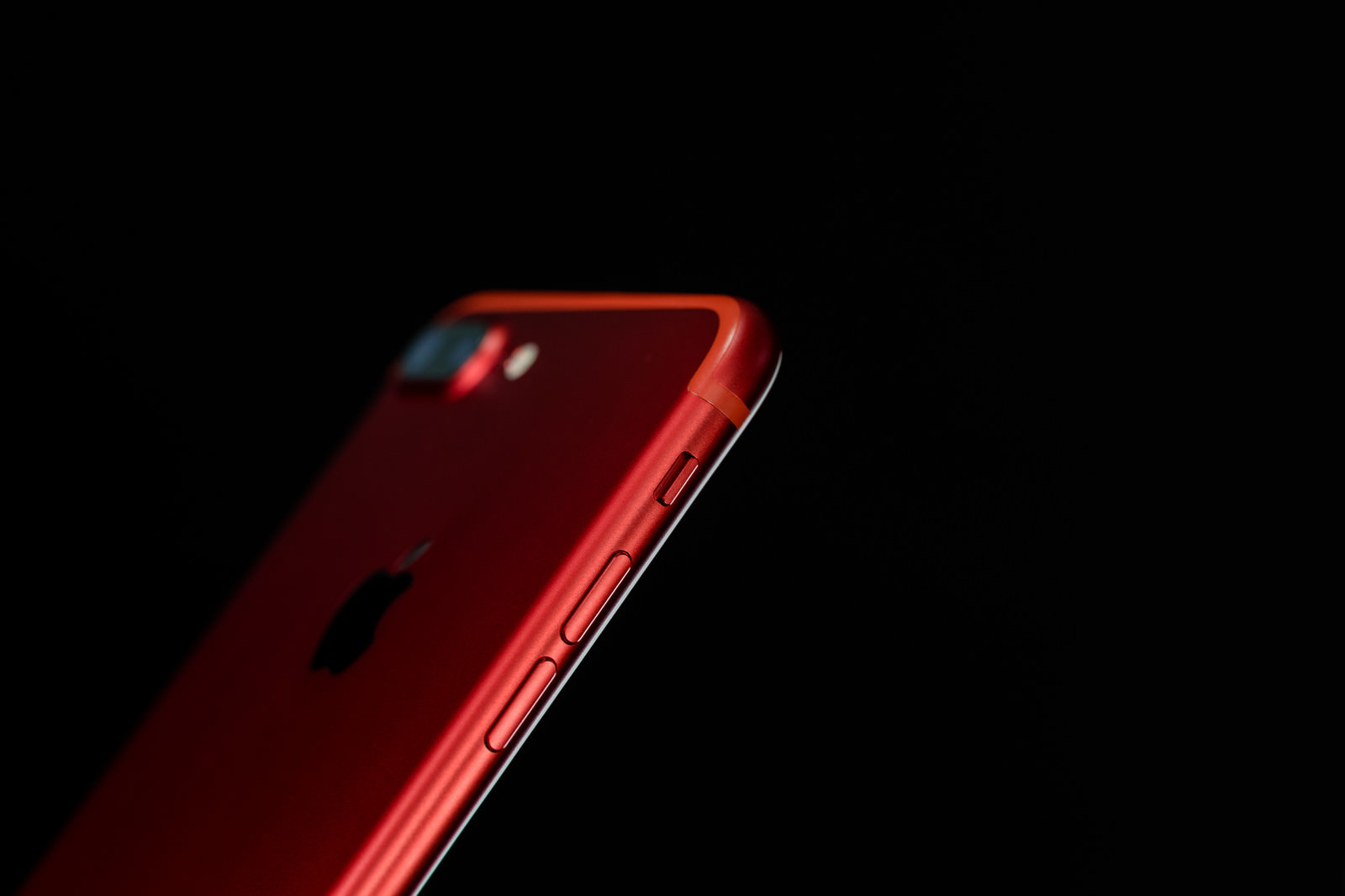 「赤いカラーモデルのスマートフォン | フリー素材のぱくたそ」の写真