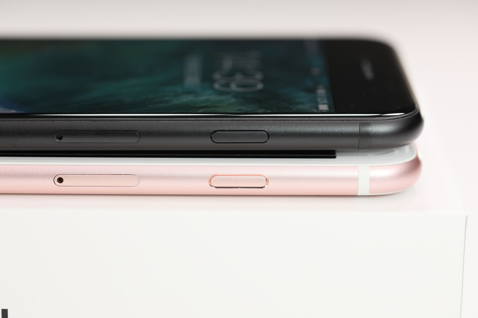 スマートフォンのsimカードスロットの比較の写真素材 ぱくたそ