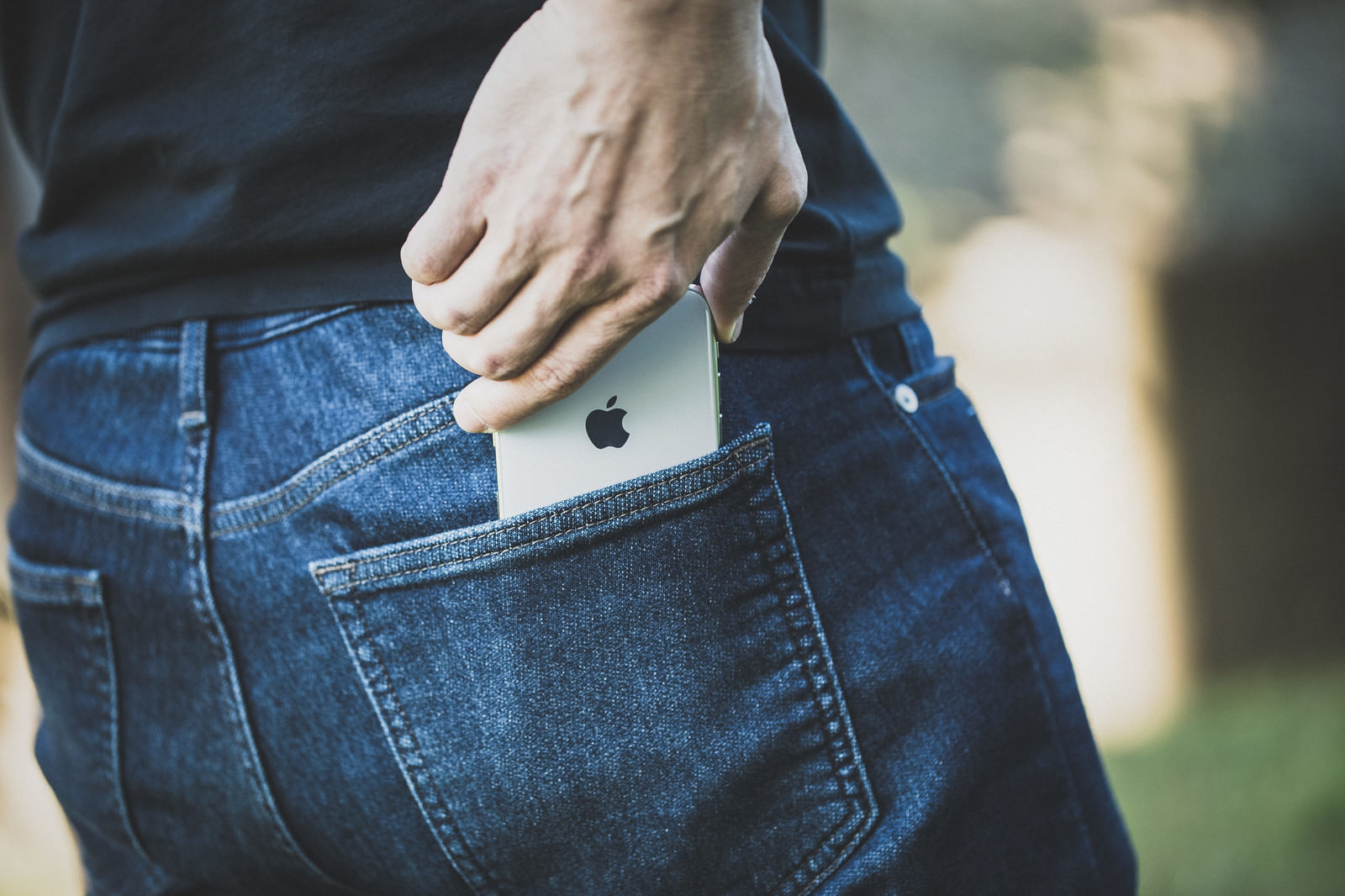 「ジーンズの後ろポケットから iPhone X を取り出すSS」の写真