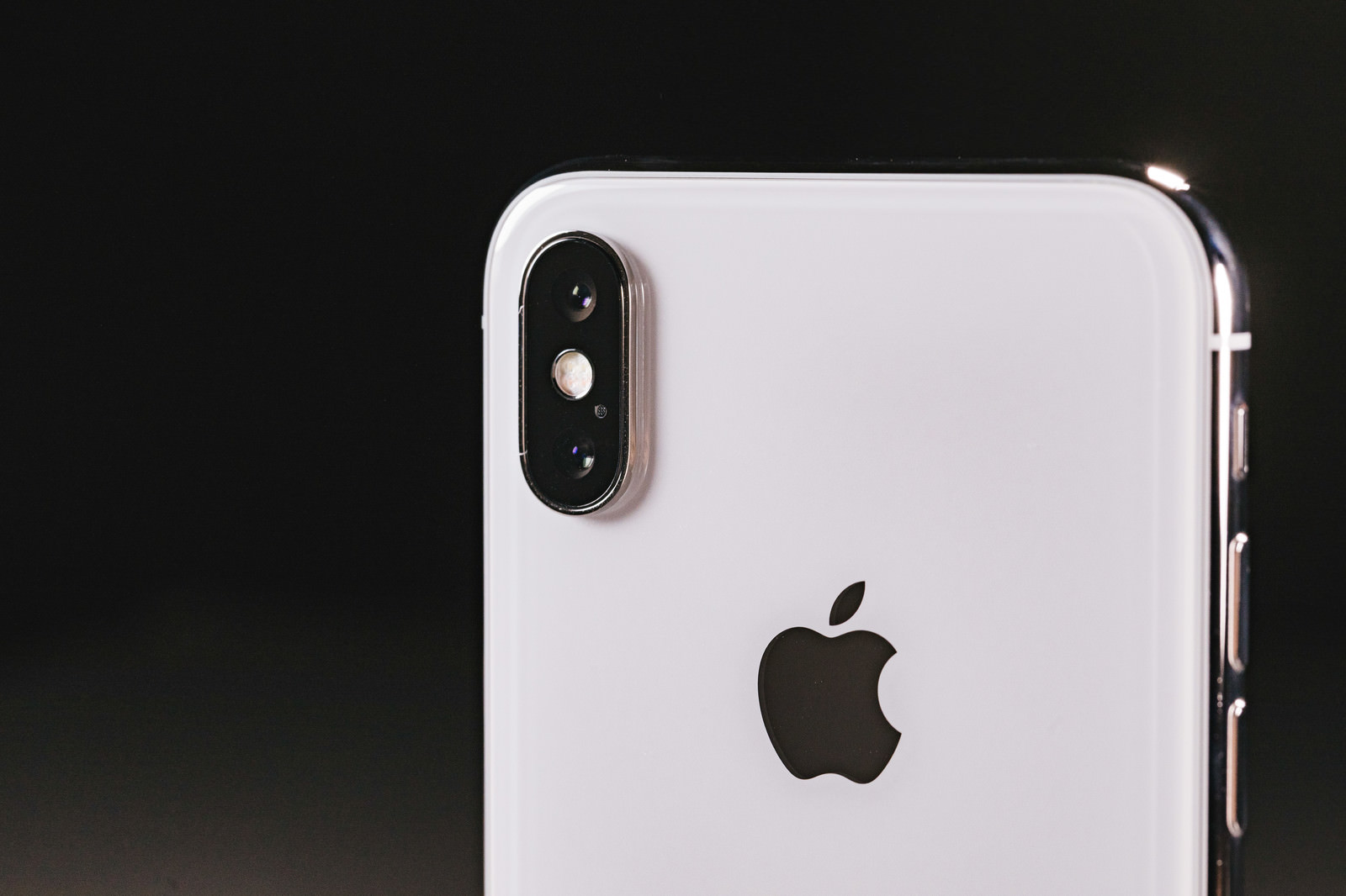 「望遠と広角がついたデュアルレンズのスマートフォン | フリー素材のぱくたそ」の写真