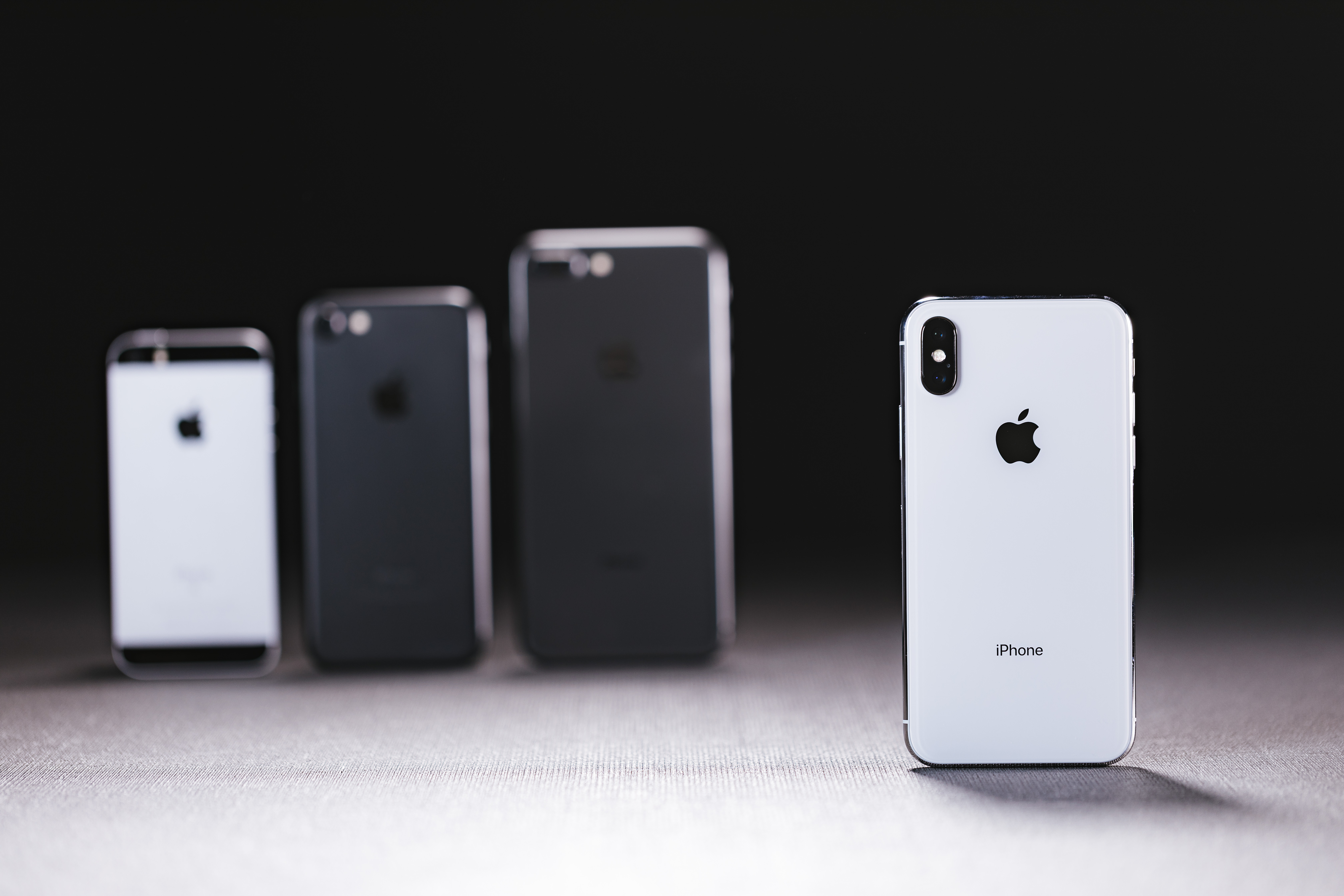 旧モデルの Iphone と最新の Iphone X を並べるの写真 フリー素材は ぱくたそ 写真を無料ダウンロード