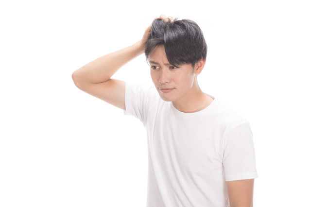 おでこの生え際が気になる若い男性の写真素材 ぱくたそ