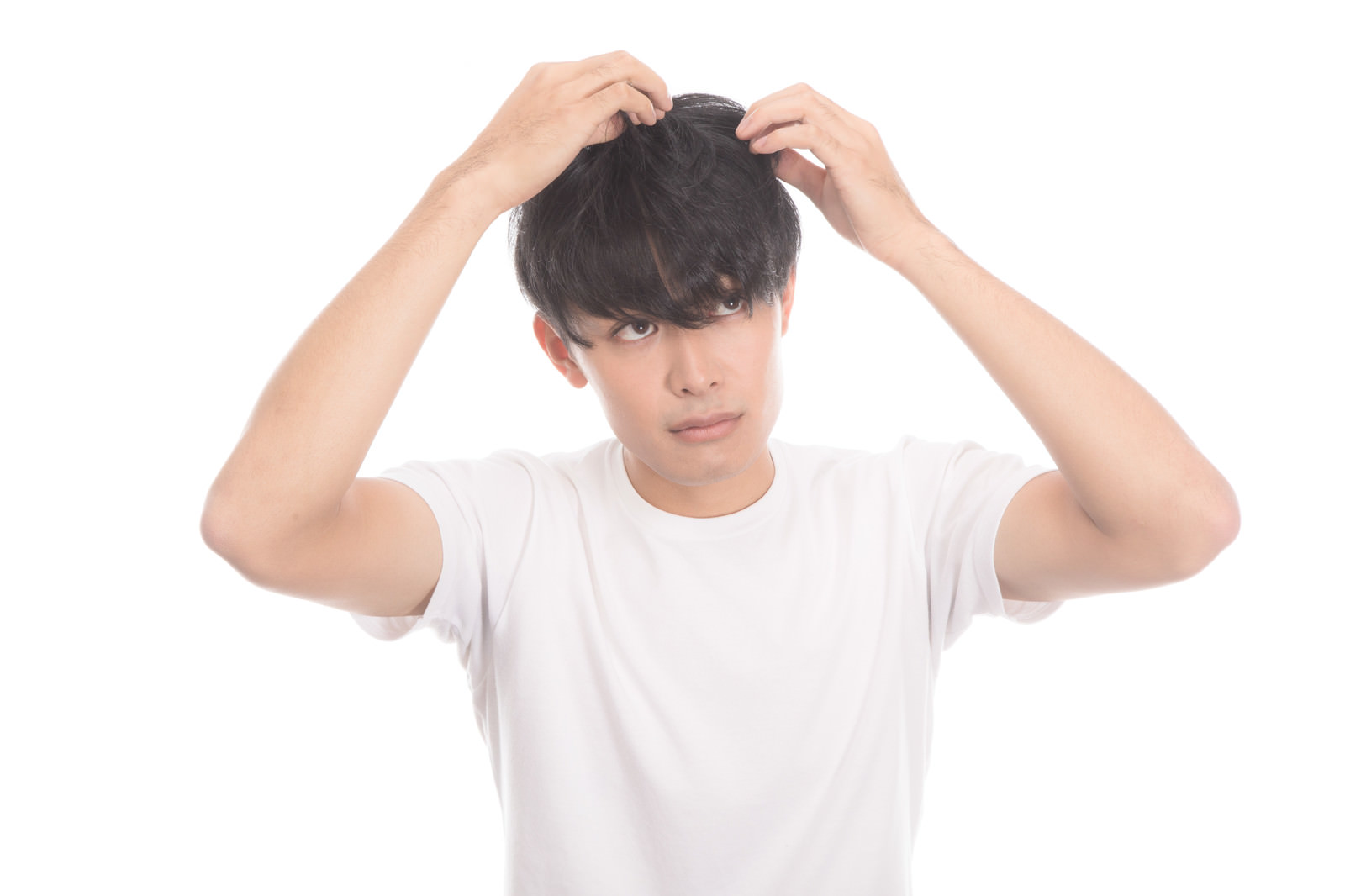 「頭髪を気にする若い男性」の写真［モデル：完伍］