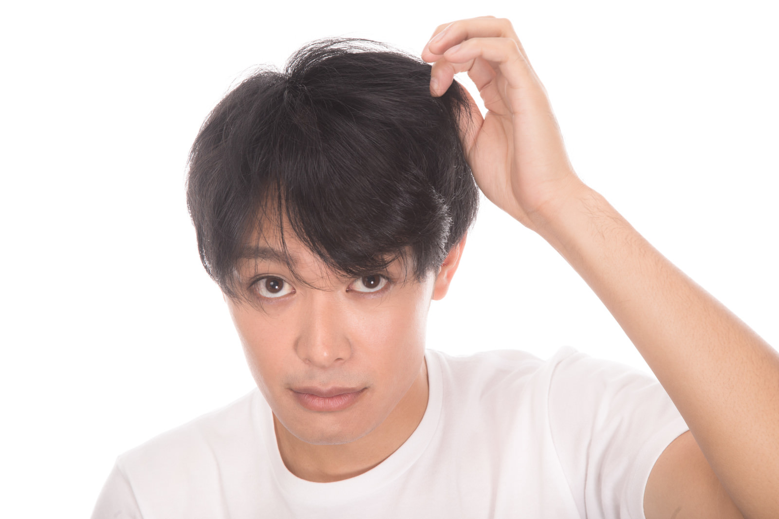 「髪の毛の量を気にする若い男性」の写真［モデル：完伍］