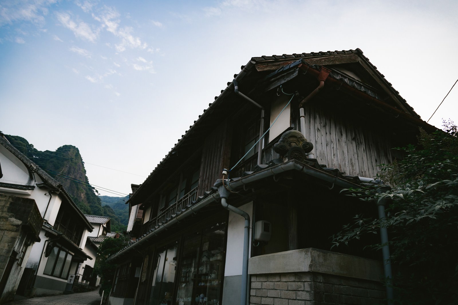 「古き建物が立ち並ぶ大川内山（佐賀県伊万里市） | フリー素材のぱくたそ」の写真