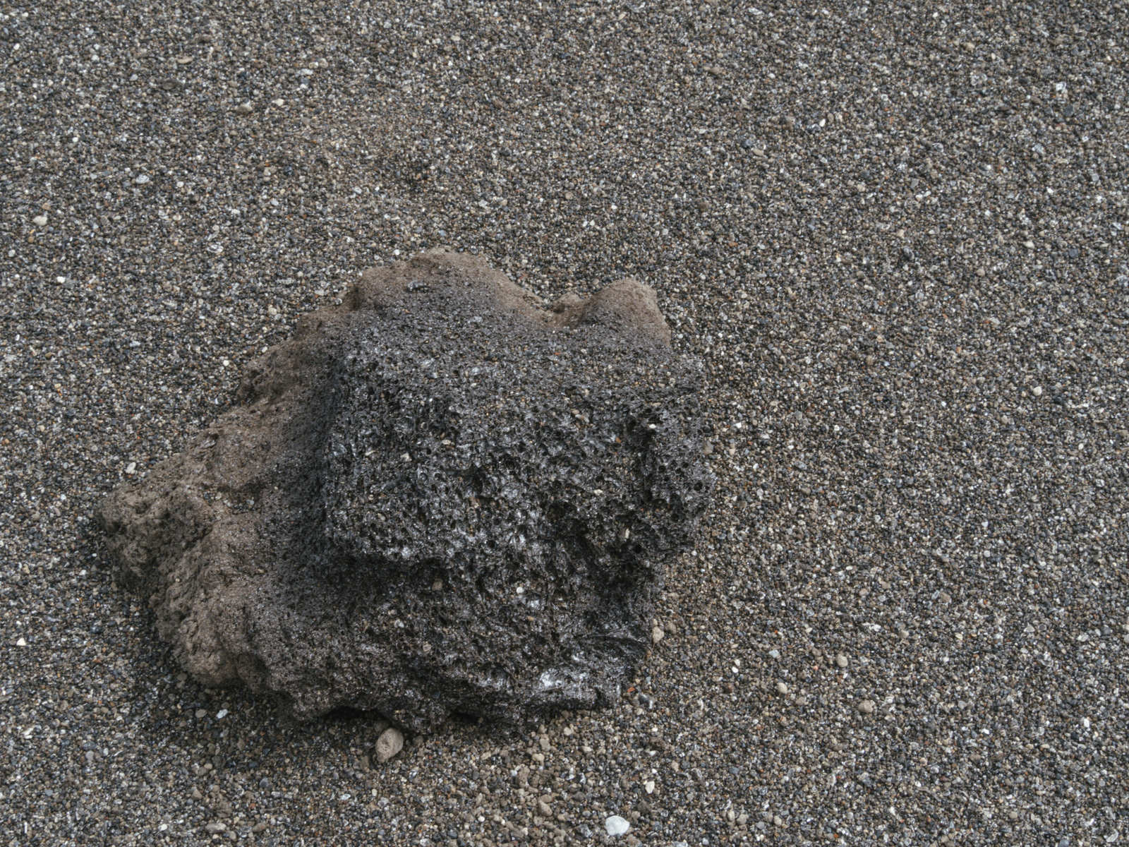 「翁浜に打ち上げられた1000年ぶりに噴出したとされるマグマが急速に冷やされて固まった岩塊」の写真