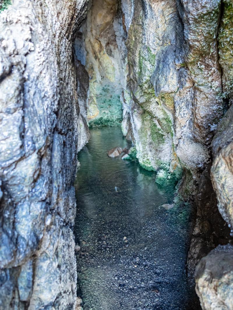 「岩の奥に溜まる銀明水」の写真