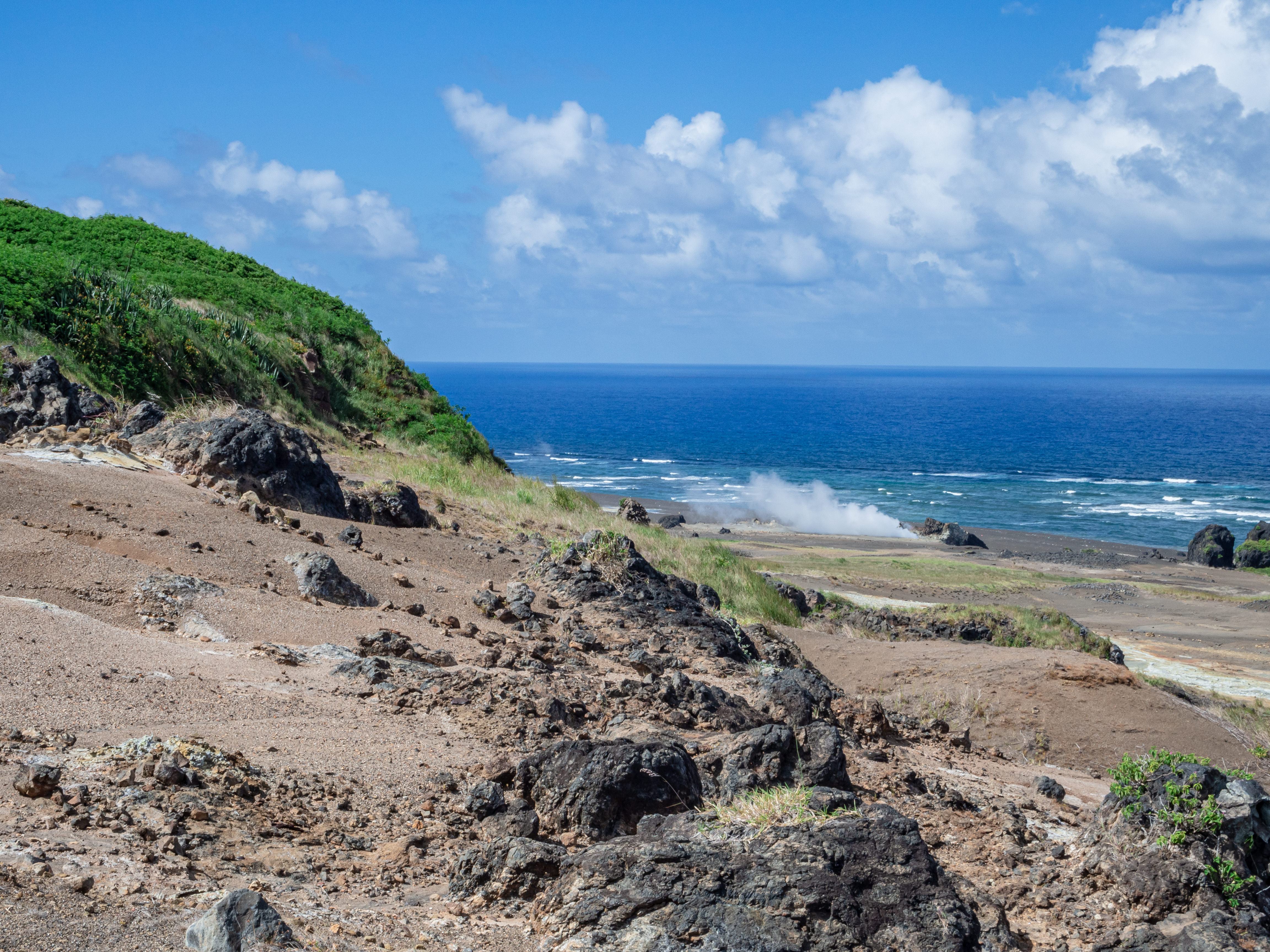 白い蒸気を吹き出している硫黄島の千鳥温泉の写真素材 ぱくたそ