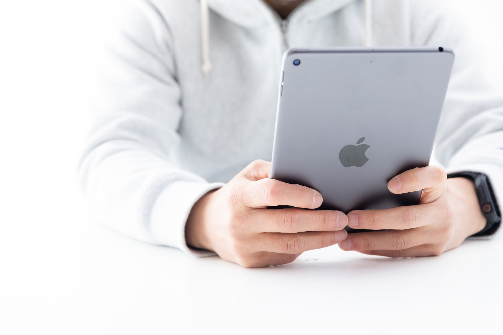 「新型iPadminiを両手で持った感触 | フリー素材のぱくたそ」の写真