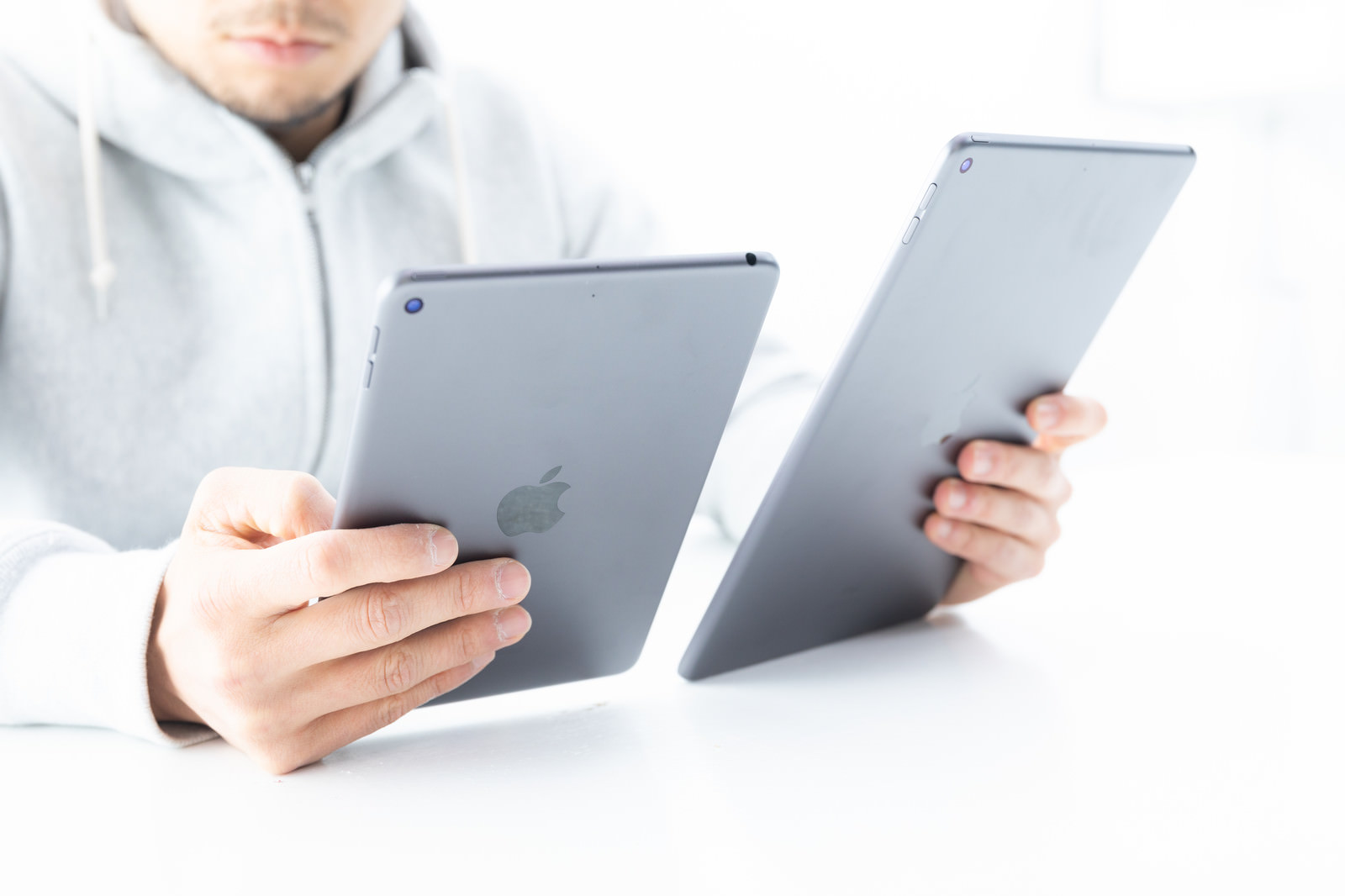 Ipadのディスプレイを細かく見比べる男性の写真素材 ぱくたそ