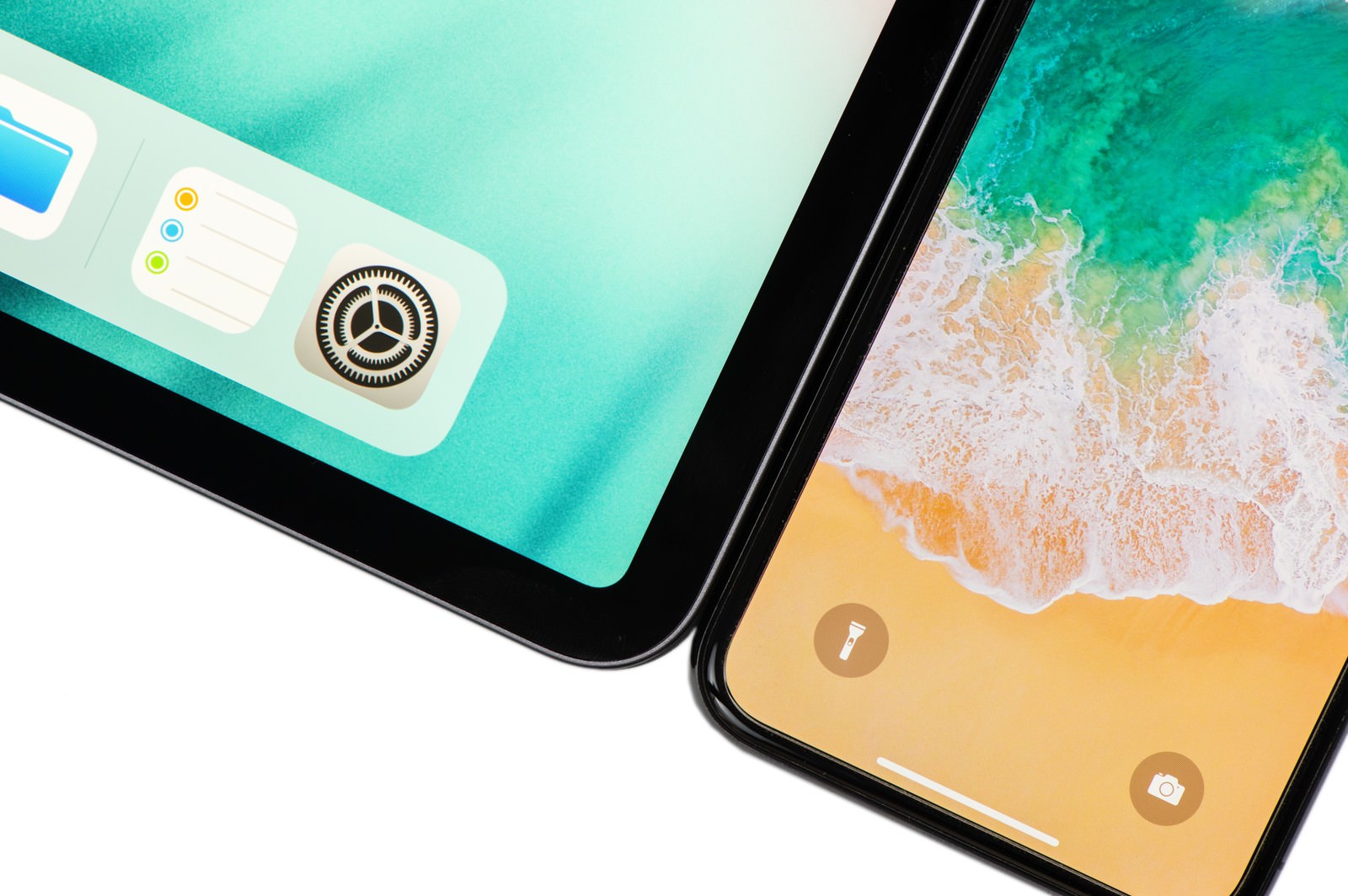 「12.9インチ iPad Pro 2018とiPhone Xのベゼル比較」の写真