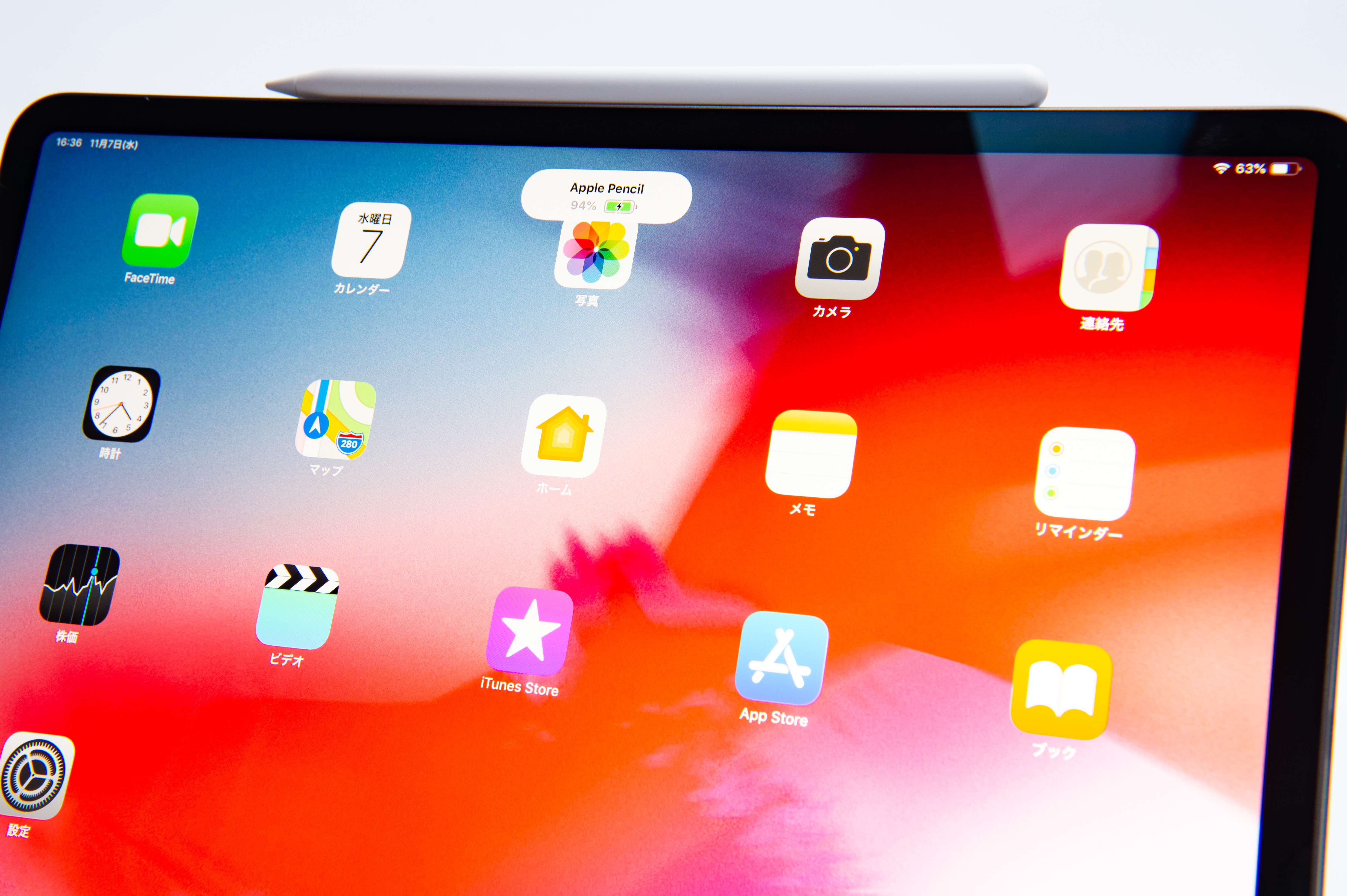 アップルペンシルが装着されたタブレットのホーム画面（iPad Pro 2018とApple pencil）の写真素材 - ぱくたそ