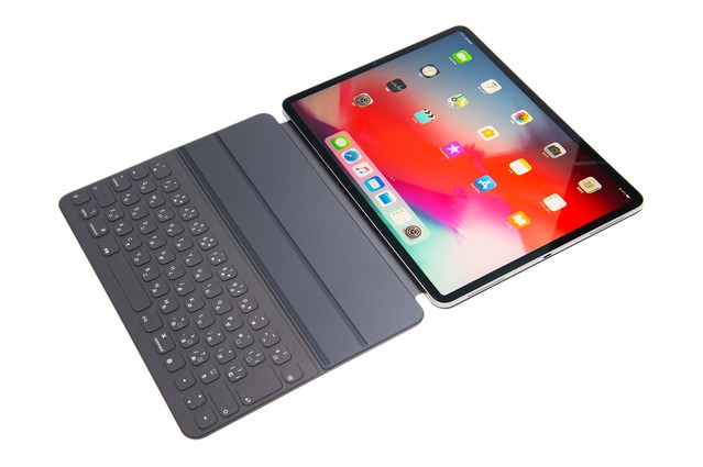 「Smart Keybord Filio を取り付けた iPad Pro2018」のフリー写真素材