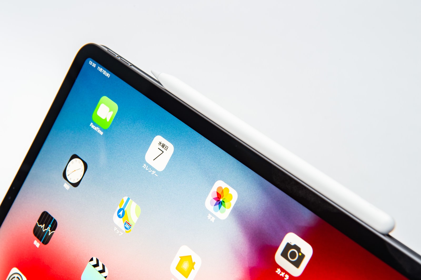 「タブレット側面に装着されたApple pencilとホーム画面（iPad Pro 2018） | フリー素材のぱくたそ」の写真