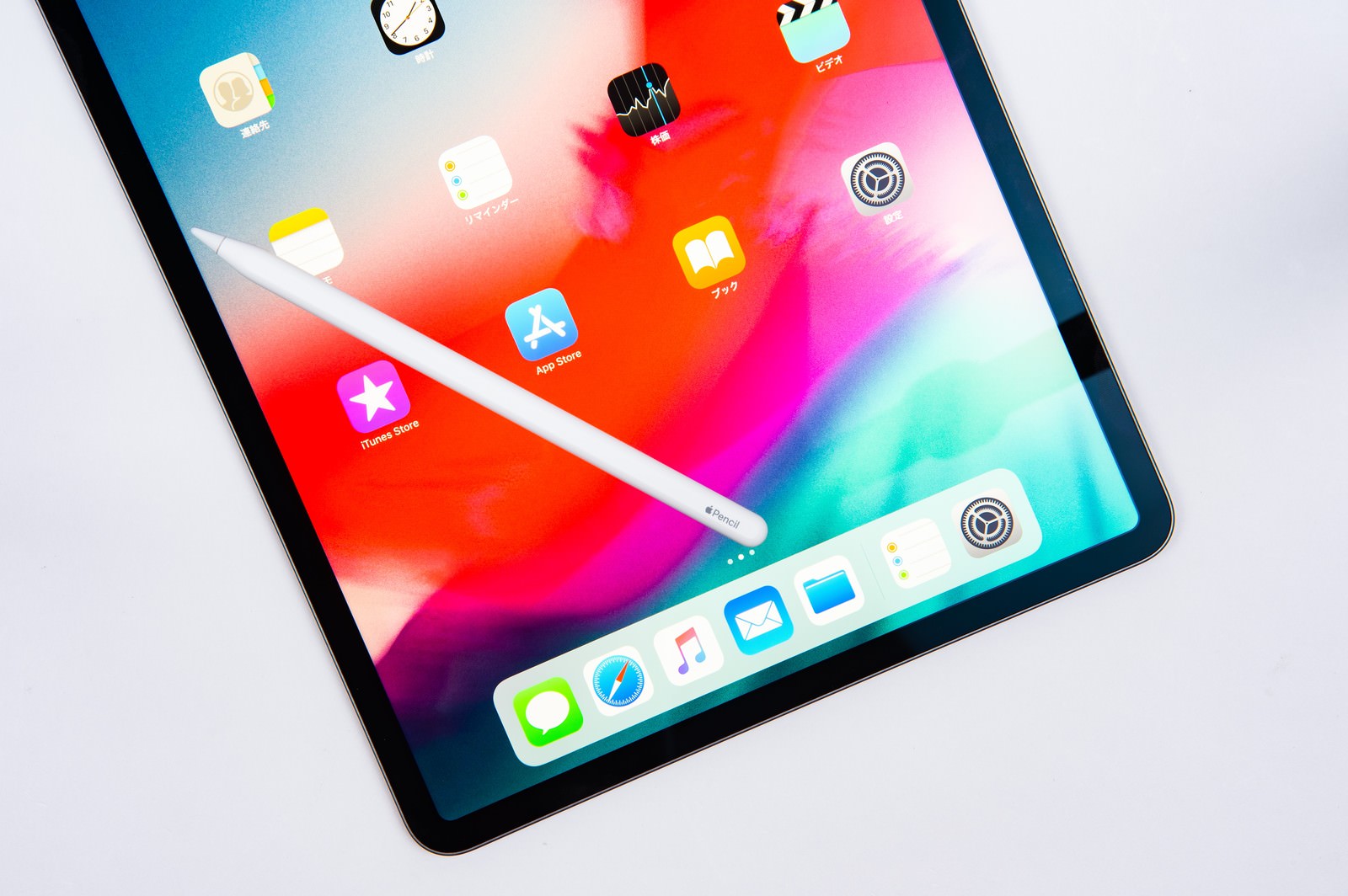 「iPad Pro 2018のディスプレイに転がるApple pencil」の写真