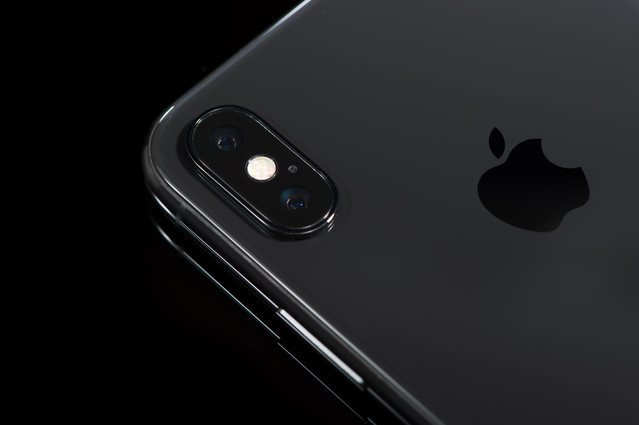 「iPhone X のデュアルレンズカメラ」のフリー写真素材