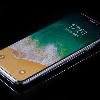 「高級感がある iPhone X のステンレススチールフレーム」の写真素材