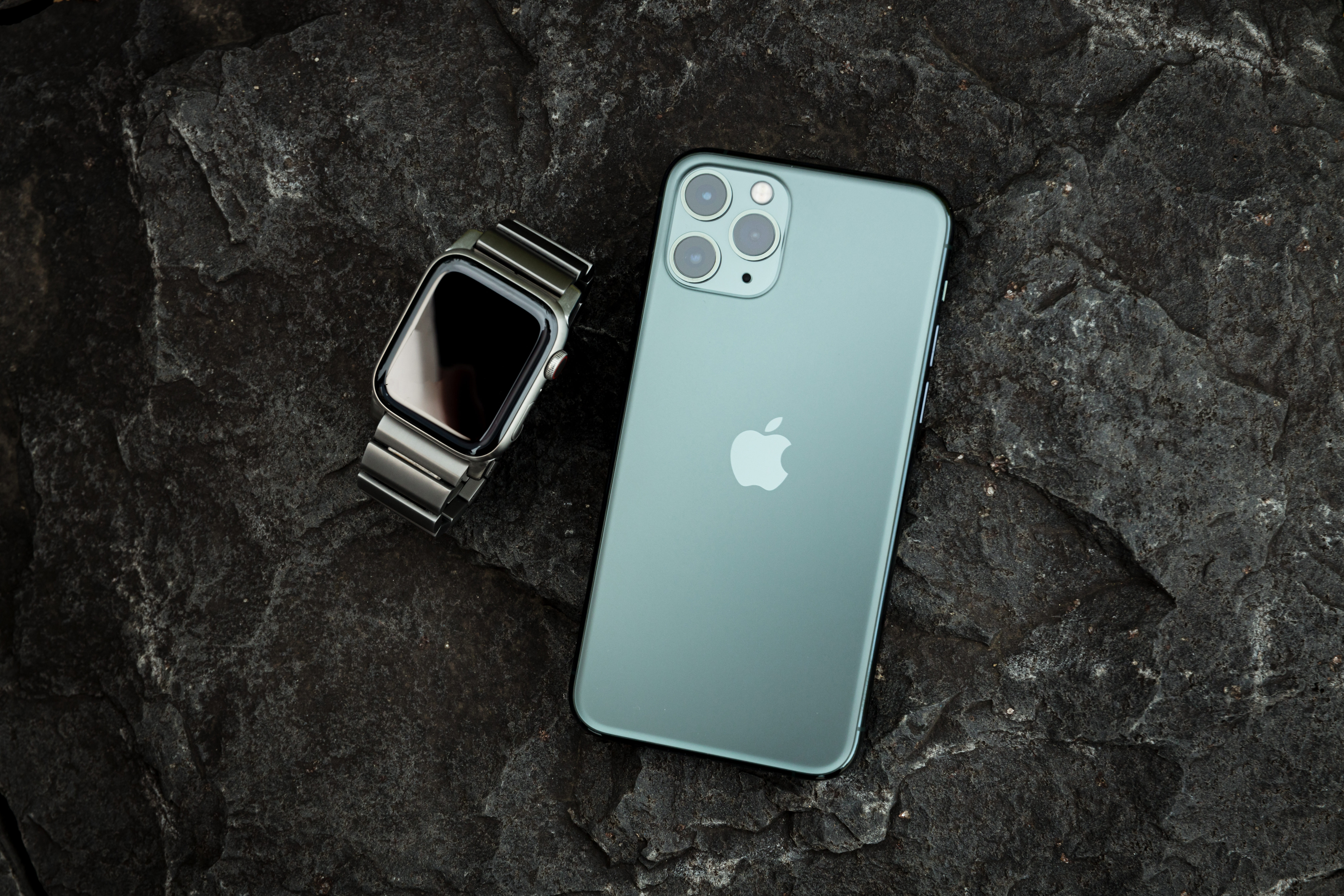 Iphone 11 Pro ミッドナイトグリーン とapple Watchの写真を無料ダウンロード フリー素材 ぱくたそ