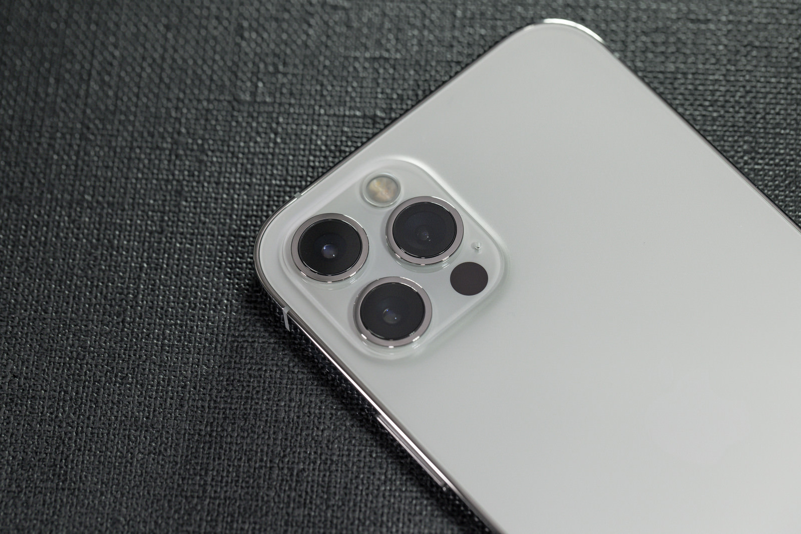 「3眼カメラと背面ホワイトの iPhone 12 pro | フリー素材のぱくたそ」の写真