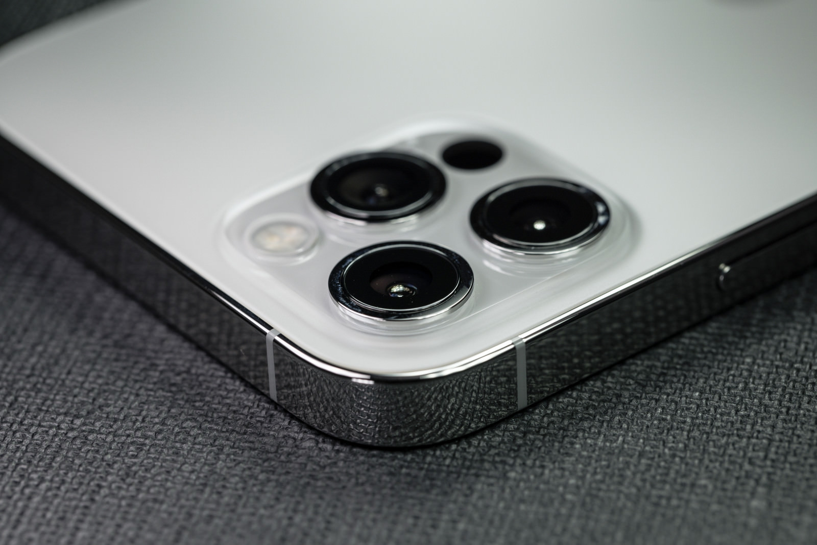 リアカメラ側から見た Iphone 12 Pro の厚みの写真 画像 を無料ダウンロード フリー素材のぱくたそ リアカメラ側から見た Iphone 12 Pro の厚みの写真 画像 を無料ダウンロード フリー素材のぱくたそ
