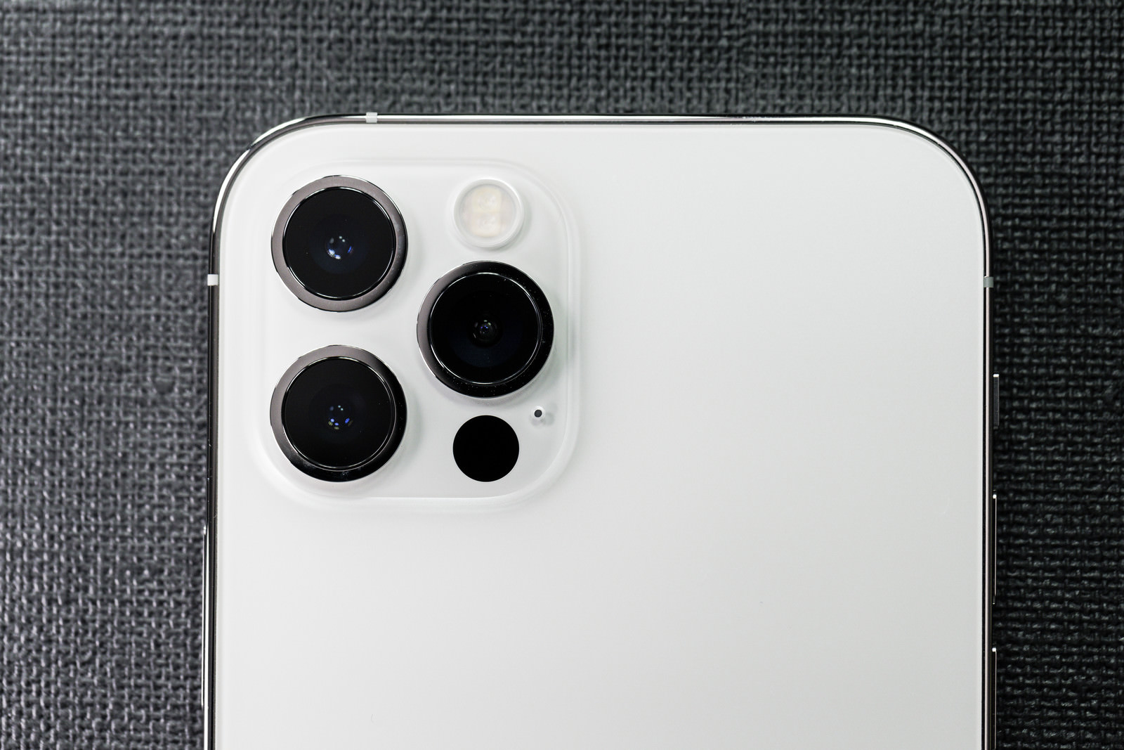 真上から撮影したiphone 12 Pro の様子の写真 画像 を無料ダウンロード フリー素材のぱくたそ 真上から撮影したiphone 12 Pro の様子の写真 画像 を無料ダウンロード フリー素材のぱくたそ