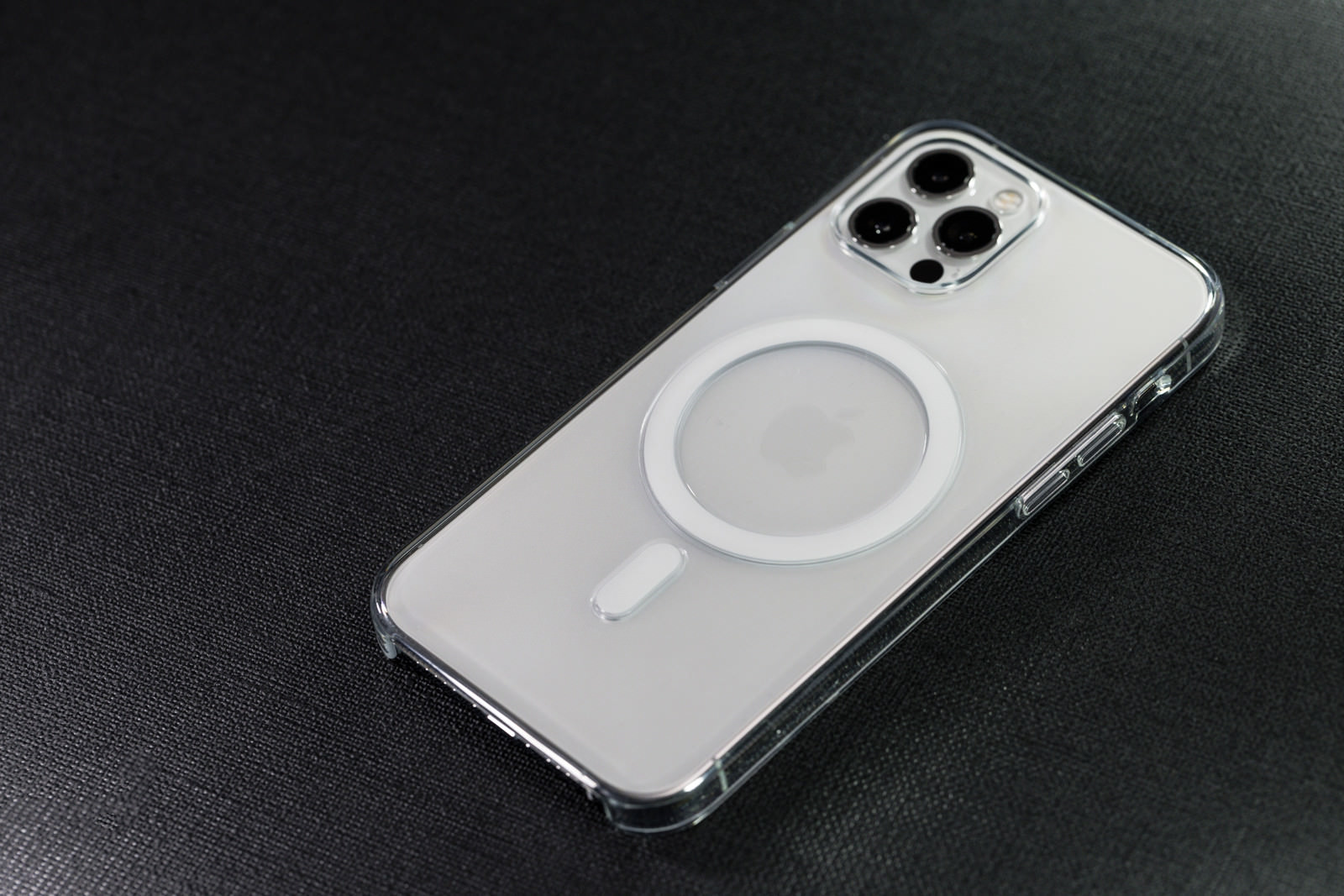 「MagSafe 対応 iPhone12 Pro クリアケース装着済み | フリー素材のぱくたそ」の写真